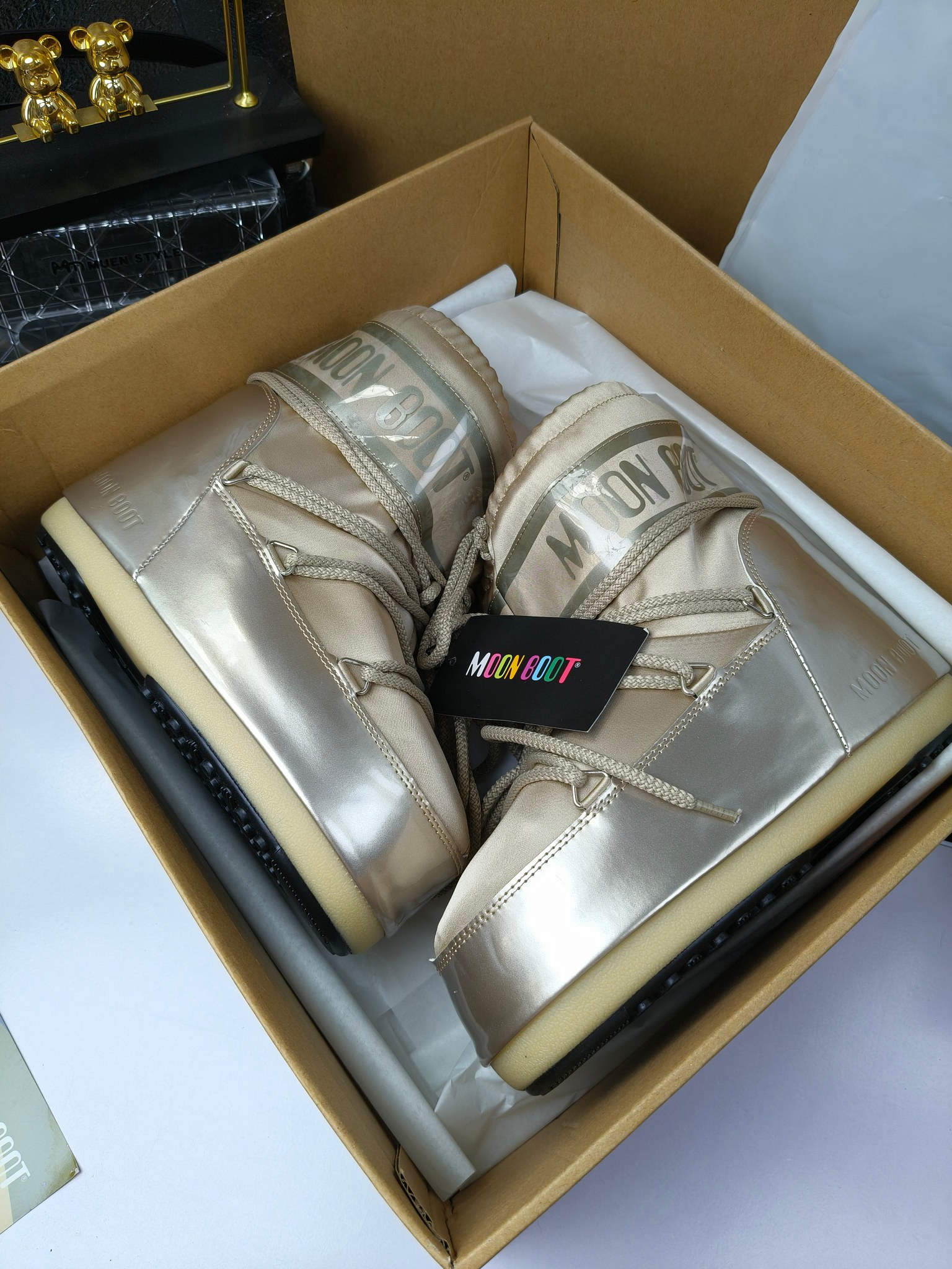  情侣款  滑雪季的宠儿
Moon Boot月亮靴雪地靴
在千禧年就已经非常火了
当年paris hilton、victoria beckham
等名人经常穿它，如今Y2K风潮再次流行
痞幼同款QQ秀穿搭
万人大秀的丑萌雪地靴重新翻红
不分男女不分左右
看着巨无霸巨实际配瑜伽裤巨显瘦
想要去北方的姐妹可以冲了
玩雪必备彻底杀疯
❶鞋面：进口防水布
❷内里：100%高端纤羽绵内胆
❸鞋底：热塑性橡胶
❹尺码：35－38，39-41，42－44
❺包装：moon boot原版透明手提袋
❻内增高：4cm