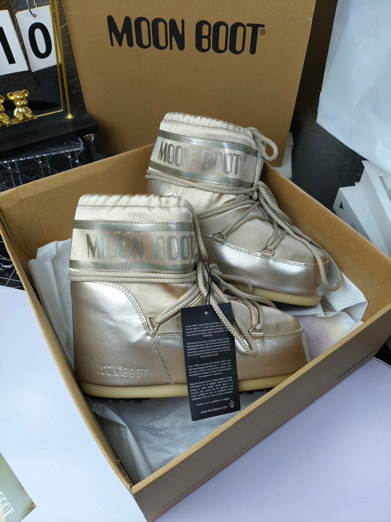  情侣款  滑雪季的宠儿
Moon Boot月亮靴雪地靴
在千禧年就已经非常火了
当年paris hilton、victoria beckham
等名人经常穿它，如今Y2K风潮再次流行
痞幼同款QQ秀穿搭
万人大秀的丑萌雪地靴重新翻红
不分男女不分左右
看着巨无霸巨实际配瑜伽裤巨显瘦
想要去北方的姐妹可以冲了
玩雪必备彻底杀疯
❶鞋面：进口防水布
❷内里：100%高端纤羽绵内胆
❸鞋底：热塑性橡胶
❹尺码：35－38，39-41，42－44
❺包装：moon boot原版透明手提袋
❻内增高：4cm