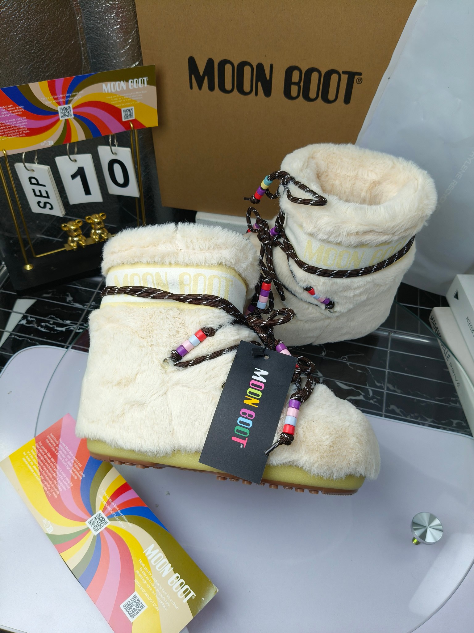  情侣款  滑雪季的宠儿
Moon Boot月亮靴雪地靴
在千禧年就已经非常火了
当年paris hilton、victoria beckham
等名人经常穿它，如今Y2K风潮再次流行
痞幼同款QQ秀穿搭
万人大秀的丑萌雪地靴重新翻红
不分男女不分左右
看着巨无霸巨实际配瑜伽裤巨显瘦
想要去北方的姐妹可以冲了
玩雪必备彻底杀疯
❶鞋面：进口防水布
❷内里：100%高端纤羽绵内胆
❸鞋底：热塑性橡胶
❹尺码：35－38，39-41，42－44
❺包装：moon boot原版透明手提袋
❻内增高：4cm