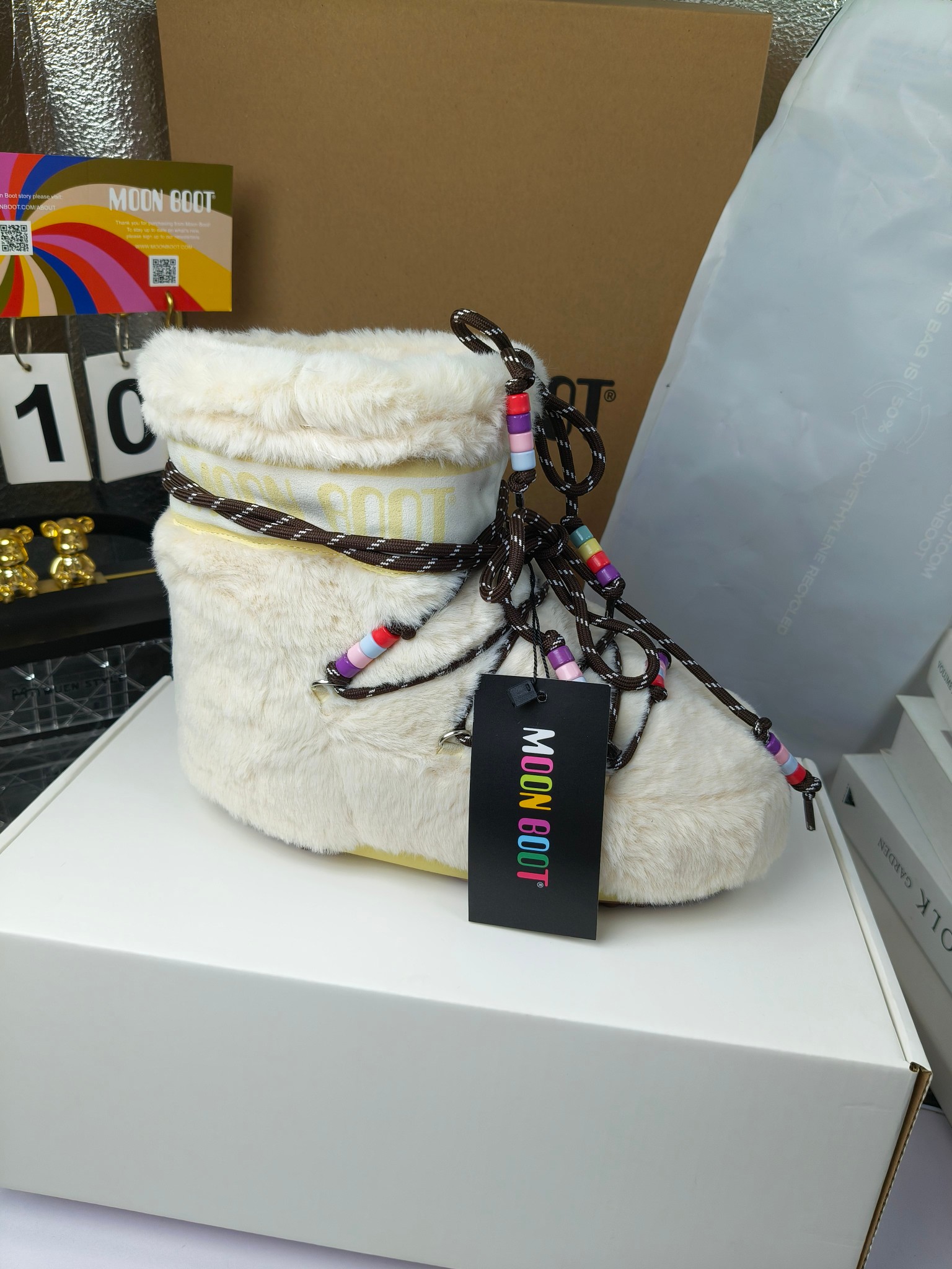  情侣款  滑雪季的宠儿
Moon Boot月亮靴雪地靴
在千禧年就已经非常火了
当年paris hilton、victoria beckham
等名人经常穿它，如今Y2K风潮再次流行
痞幼同款QQ秀穿搭
万人大秀的丑萌雪地靴重新翻红
不分男女不分左右
看着巨无霸巨实际配瑜伽裤巨显瘦
想要去北方的姐妹可以冲了
玩雪必备彻底杀疯
❶鞋面：进口防水布
❷内里：100%高端纤羽绵内胆
❸鞋底：热塑性橡胶
❹尺码：35－38，39-41，42－44
❺包装：moon boot原版透明手提袋
❻内增高：4cm