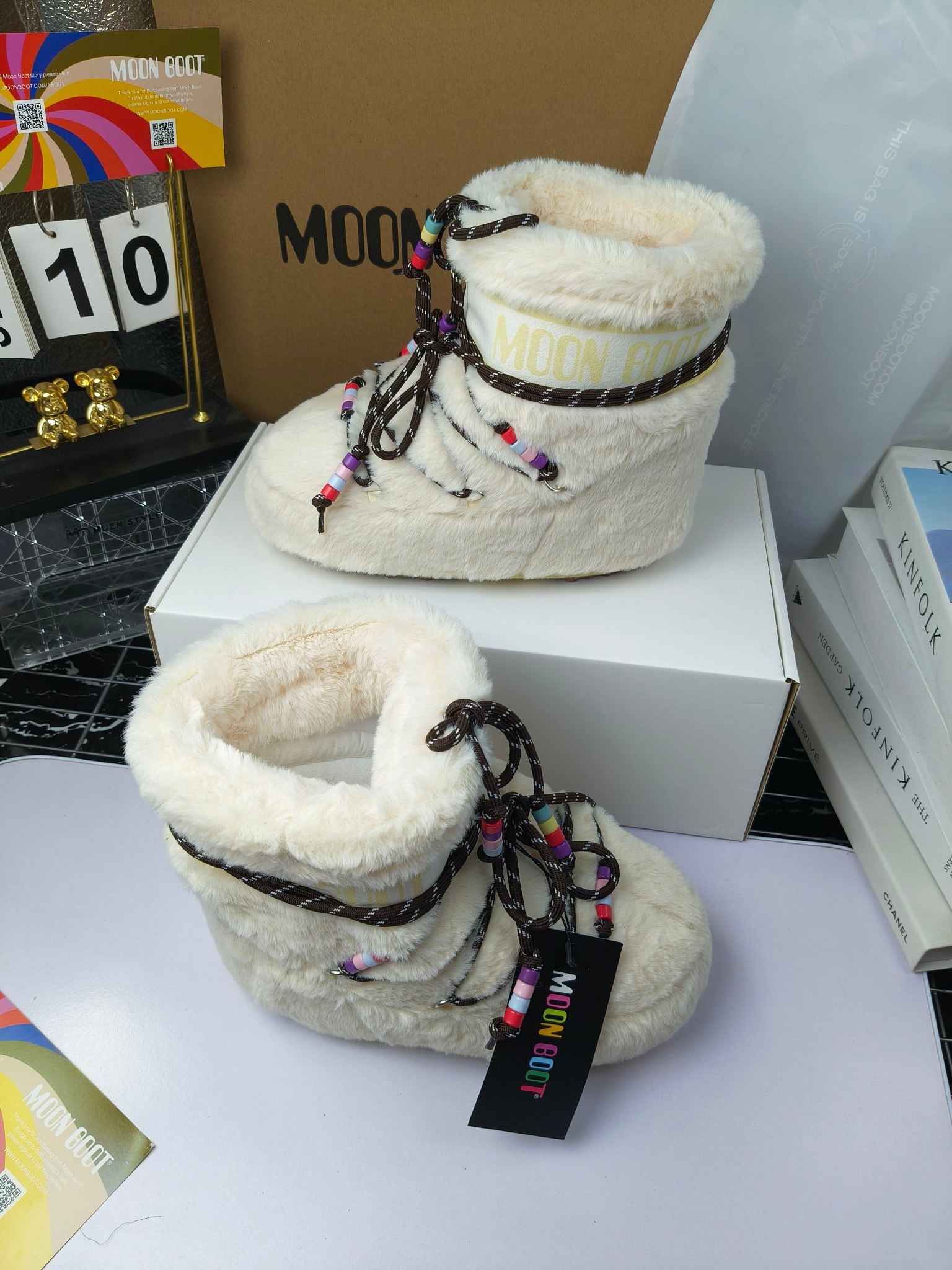  情侣款  滑雪季的宠儿
Moon Boot月亮靴雪地靴
在千禧年就已经非常火了
当年paris hilton、victoria beckham
等名人经常穿它，如今Y2K风潮再次流行
痞幼同款QQ秀穿搭
万人大秀的丑萌雪地靴重新翻红
不分男女不分左右
看着巨无霸巨实际配瑜伽裤巨显瘦
想要去北方的姐妹可以冲了
玩雪必备彻底杀疯
❶鞋面：进口防水布
❷内里：100%高端纤羽绵内胆
❸鞋底：热塑性橡胶
❹尺码：35－38，39-41，42－44
❺包装：moon boot原版透明手提袋
❻内增高：4cm