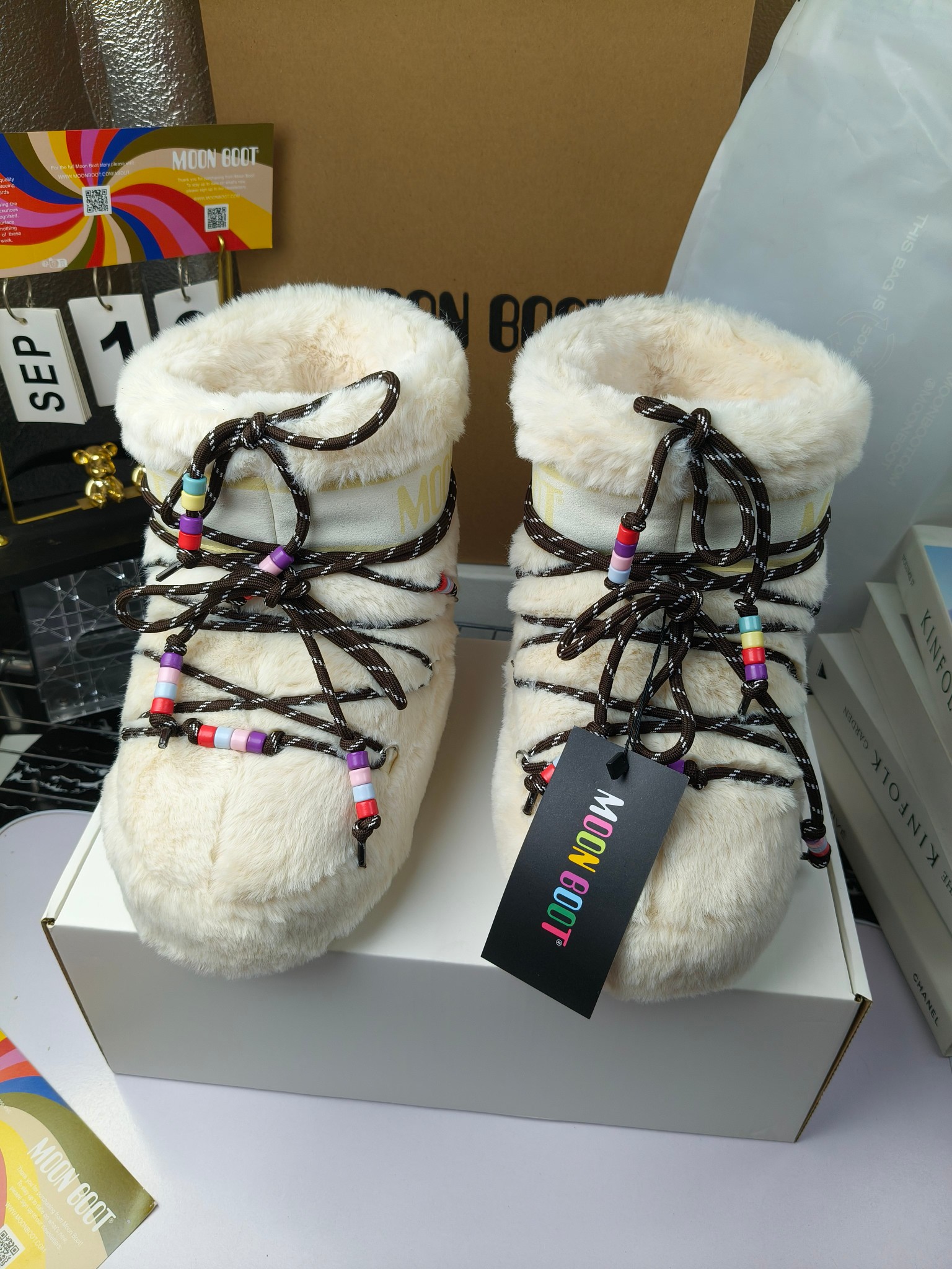  情侣款  滑雪季的宠儿
Moon Boot月亮靴雪地靴
在千禧年就已经非常火了
当年paris hilton、victoria beckham
等名人经常穿它，如今Y2K风潮再次流行
痞幼同款QQ秀穿搭
万人大秀的丑萌雪地靴重新翻红
不分男女不分左右
看着巨无霸巨实际配瑜伽裤巨显瘦
想要去北方的姐妹可以冲了
玩雪必备彻底杀疯
❶鞋面：进口防水布
❷内里：100%高端纤羽绵内胆
❸鞋底：热塑性橡胶
❹尺码：35－38，39-41，42－44
❺包装：moon boot原版透明手提袋
❻内增高：4cm