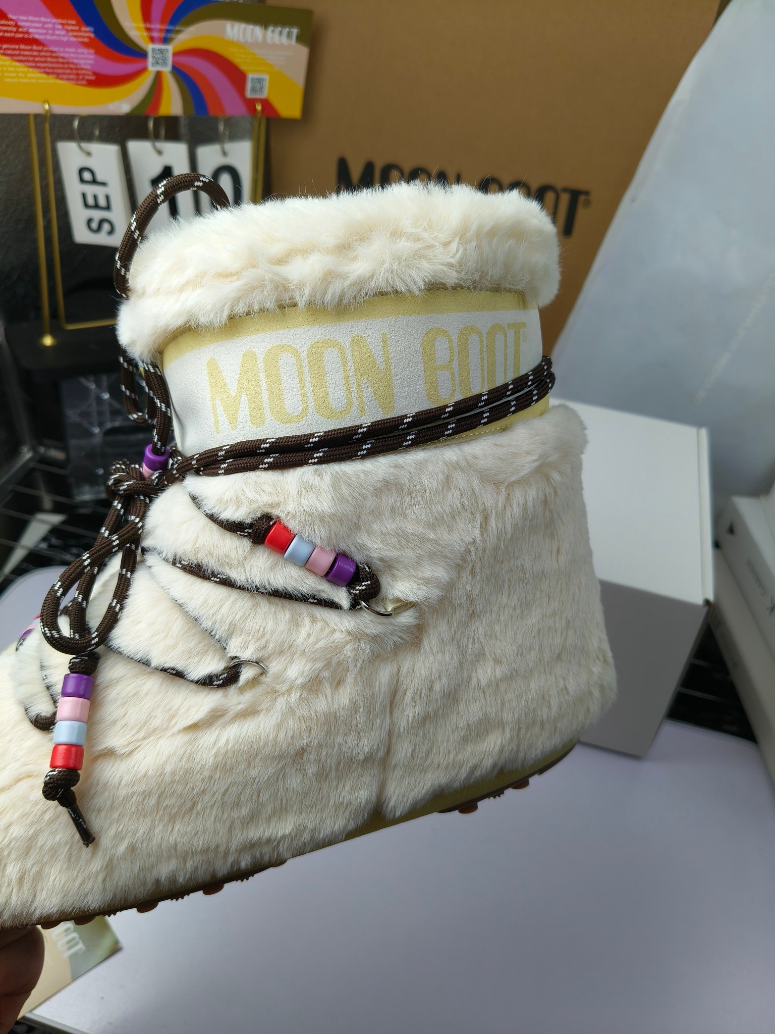  情侣款  滑雪季的宠儿
Moon Boot月亮靴雪地靴
在千禧年就已经非常火了
当年paris hilton、victoria beckham
等名人经常穿它，如今Y2K风潮再次流行
痞幼同款QQ秀穿搭
万人大秀的丑萌雪地靴重新翻红
不分男女不分左右
看着巨无霸巨实际配瑜伽裤巨显瘦
想要去北方的姐妹可以冲了
玩雪必备彻底杀疯
❶鞋面：进口防水布
❷内里：100%高端纤羽绵内胆
❸鞋底：热塑性橡胶
❹尺码：35－38，39-41，42－44
❺包装：moon boot原版透明手提袋
❻内增高：4cm