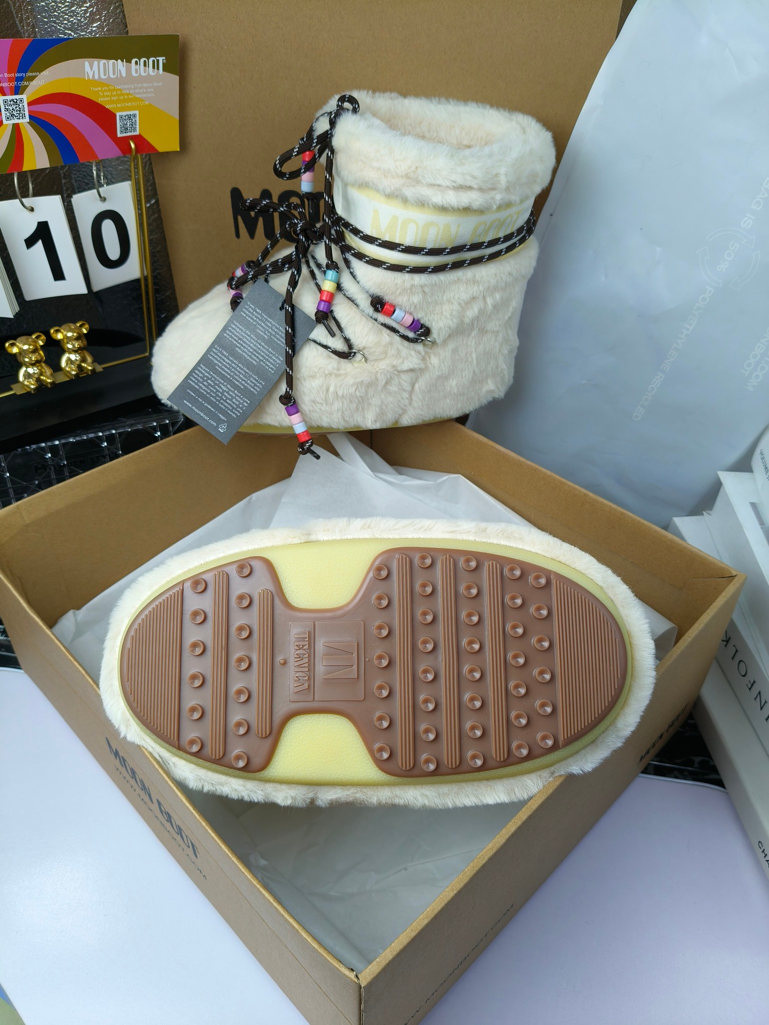  情侣款  滑雪季的宠儿
Moon Boot月亮靴雪地靴
在千禧年就已经非常火了
当年paris hilton、victoria beckham
等名人经常穿它，如今Y2K风潮再次流行
痞幼同款QQ秀穿搭
万人大秀的丑萌雪地靴重新翻红
不分男女不分左右
看着巨无霸巨实际配瑜伽裤巨显瘦
想要去北方的姐妹可以冲了
玩雪必备彻底杀疯
❶鞋面：进口防水布
❷内里：100%高端纤羽绵内胆
❸鞋底：热塑性橡胶
❹尺码：35－38，39-41，42－44
❺包装：moon boot原版透明手提袋
❻内增高：4cm