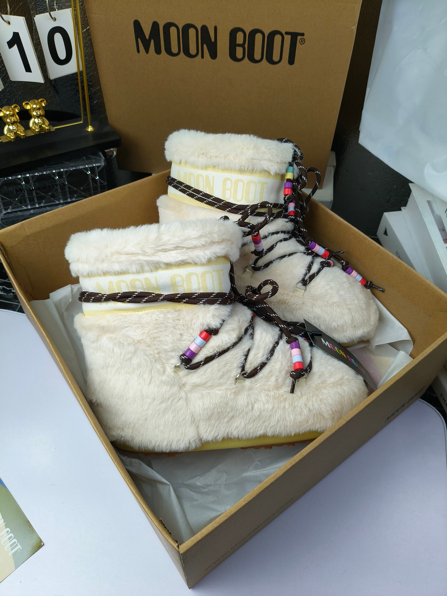  情侣款  滑雪季的宠儿
Moon Boot月亮靴雪地靴
在千禧年就已经非常火了
当年paris hilton、victoria beckham
等名人经常穿它，如今Y2K风潮再次流行
痞幼同款QQ秀穿搭
万人大秀的丑萌雪地靴重新翻红
不分男女不分左右
看着巨无霸巨实际配瑜伽裤巨显瘦
想要去北方的姐妹可以冲了
玩雪必备彻底杀疯
❶鞋面：进口防水布
❷内里：100%高端纤羽绵内胆
❸鞋底：热塑性橡胶
❹尺码：35－38，39-41，42－44
❺包装：moon boot原版透明手提袋
❻内增高：4cm