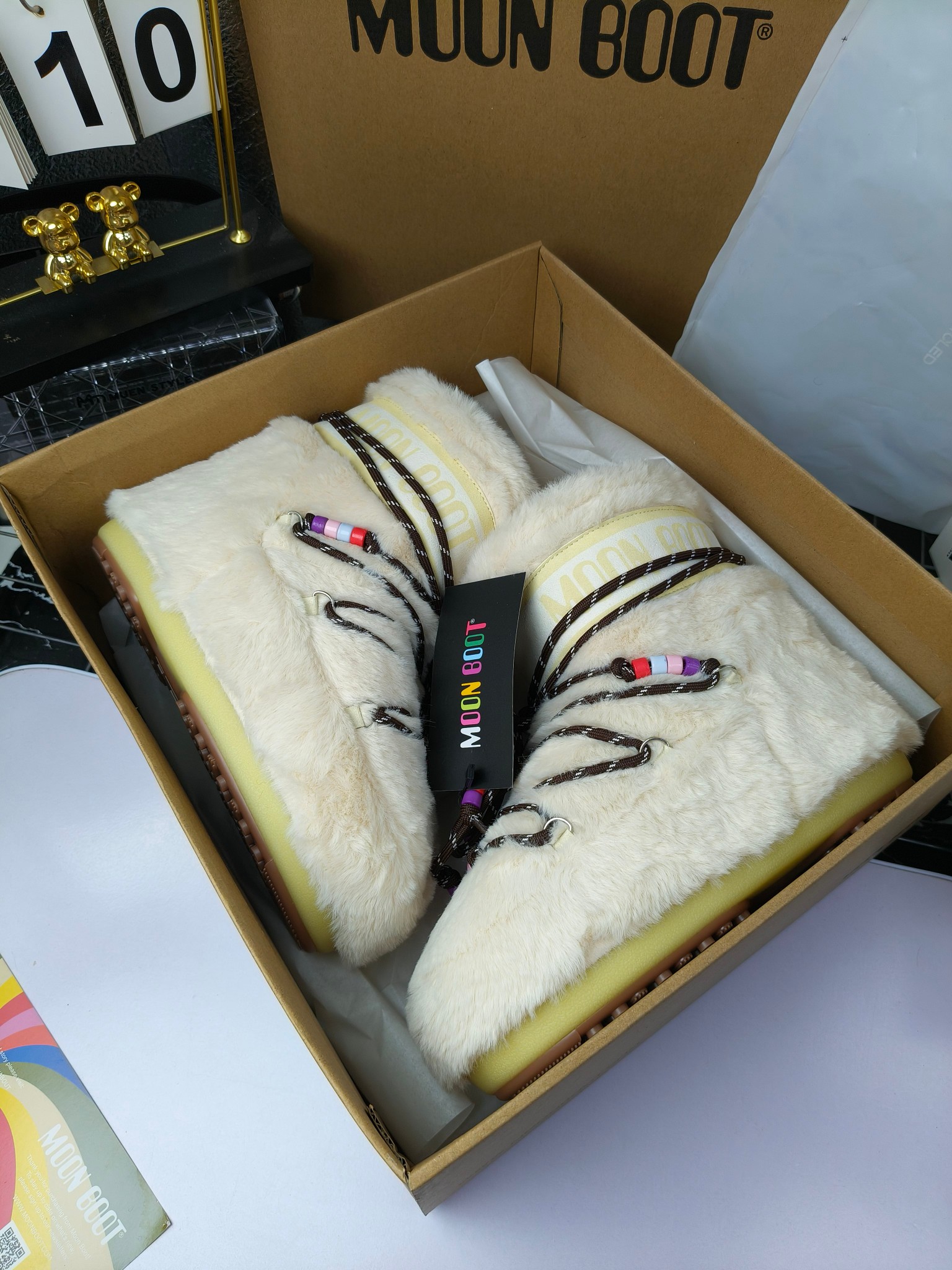  情侣款  滑雪季的宠儿
Moon Boot月亮靴雪地靴
在千禧年就已经非常火了
当年paris hilton、victoria beckham
等名人经常穿它，如今Y2K风潮再次流行
痞幼同款QQ秀穿搭
万人大秀的丑萌雪地靴重新翻红
不分男女不分左右
看着巨无霸巨实际配瑜伽裤巨显瘦
想要去北方的姐妹可以冲了
玩雪必备彻底杀疯
❶鞋面：进口防水布
❷内里：100%高端纤羽绵内胆
❸鞋底：热塑性橡胶
❹尺码：35－38，39-41，42－44
❺包装：moon boot原版透明手提袋
❻内增高：4cm