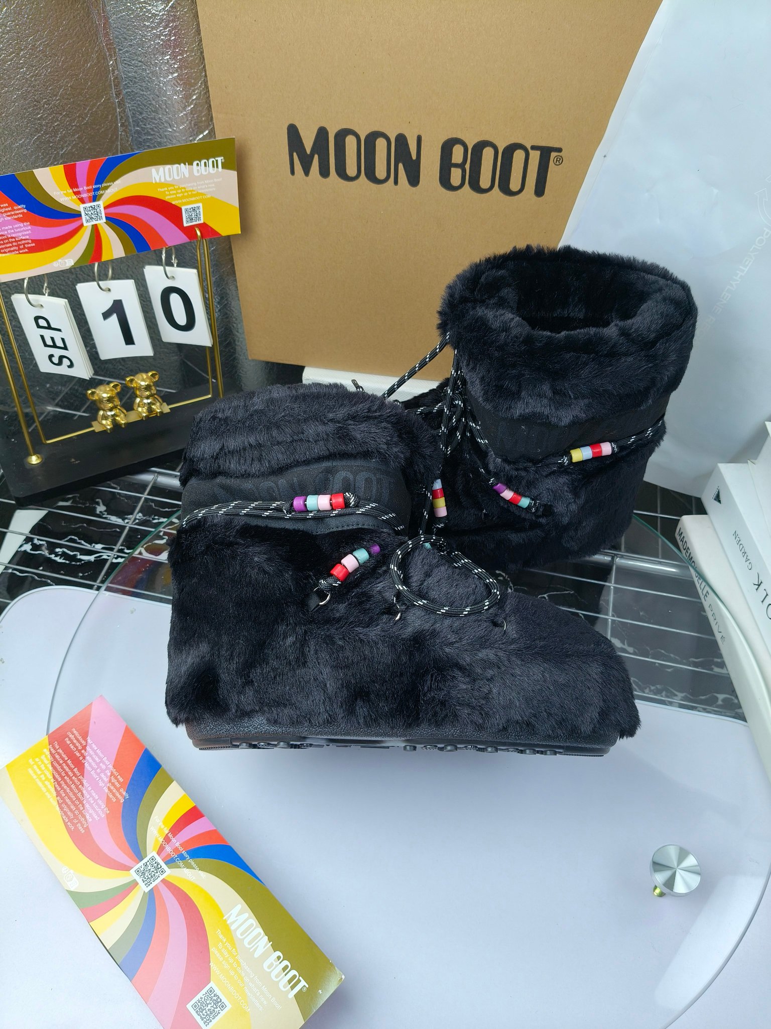  情侣款  滑雪季的宠儿
Moon Boot月亮靴雪地靴
在千禧年就已经非常火了
当年paris hilton、victoria beckham
等名人经常穿它，如今Y2K风潮再次流行
痞幼同款QQ秀穿搭
万人大秀的丑萌雪地靴重新翻红
不分男女不分左右
看着巨无霸巨实际配瑜伽裤巨显瘦
想要去北方的姐妹可以冲了
玩雪必备彻底杀疯
❶鞋面：进口防水布
❷内里：100%高端纤羽绵内胆
❸鞋底：热塑性橡胶
❹尺码：35－38，39-41，42－44
❺包装：moon boot原版透明手提袋
❻内增高：4cm