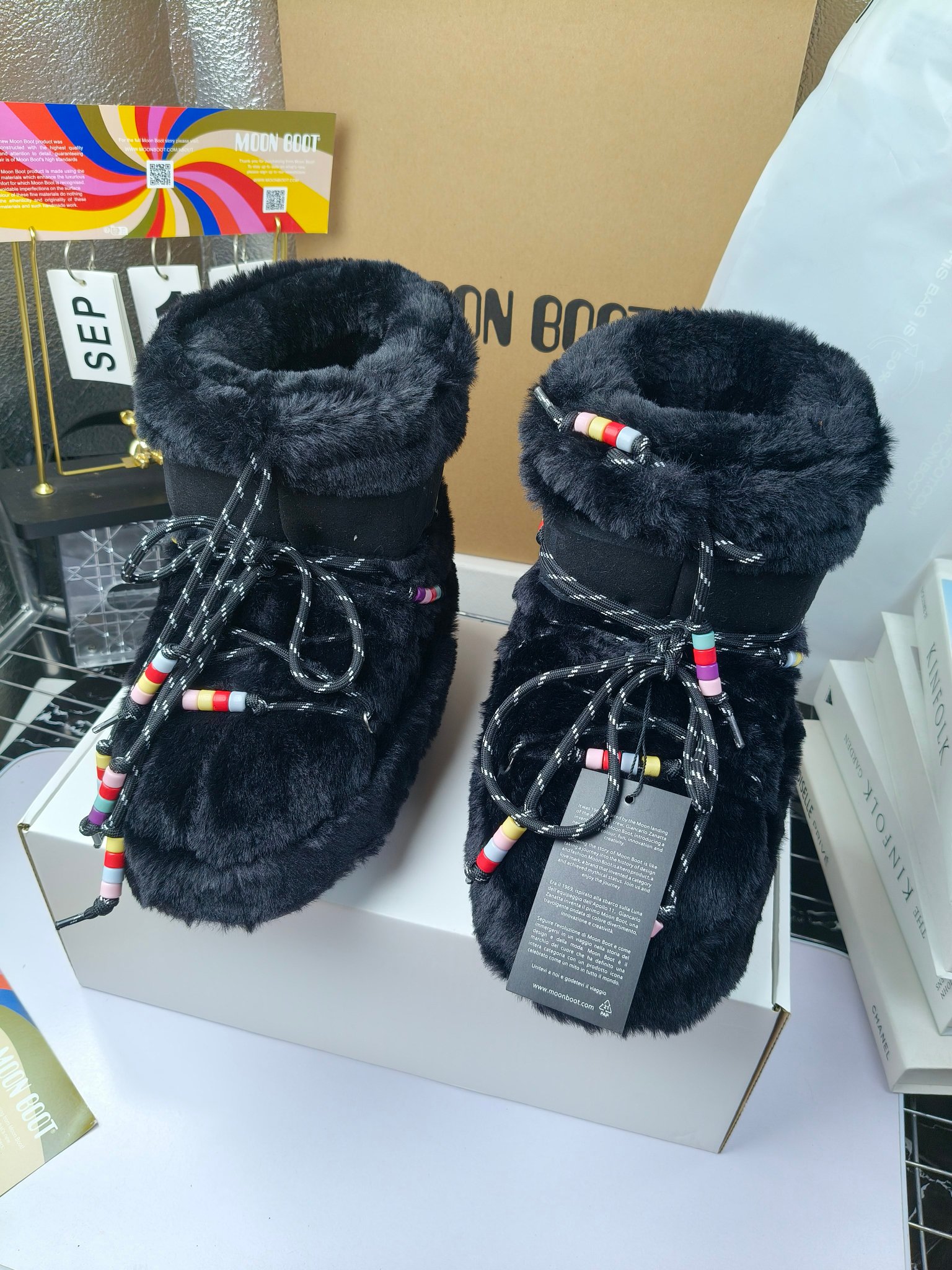  情侣款  滑雪季的宠儿
Moon Boot月亮靴雪地靴
在千禧年就已经非常火了
当年paris hilton、victoria beckham
等名人经常穿它，如今Y2K风潮再次流行
痞幼同款QQ秀穿搭
万人大秀的丑萌雪地靴重新翻红
不分男女不分左右
看着巨无霸巨实际配瑜伽裤巨显瘦
想要去北方的姐妹可以冲了
玩雪必备彻底杀疯
❶鞋面：进口防水布
❷内里：100%高端纤羽绵内胆
❸鞋底：热塑性橡胶
❹尺码：35－38，39-41，42－44
❺包装：moon boot原版透明手提袋
❻内增高：4cm