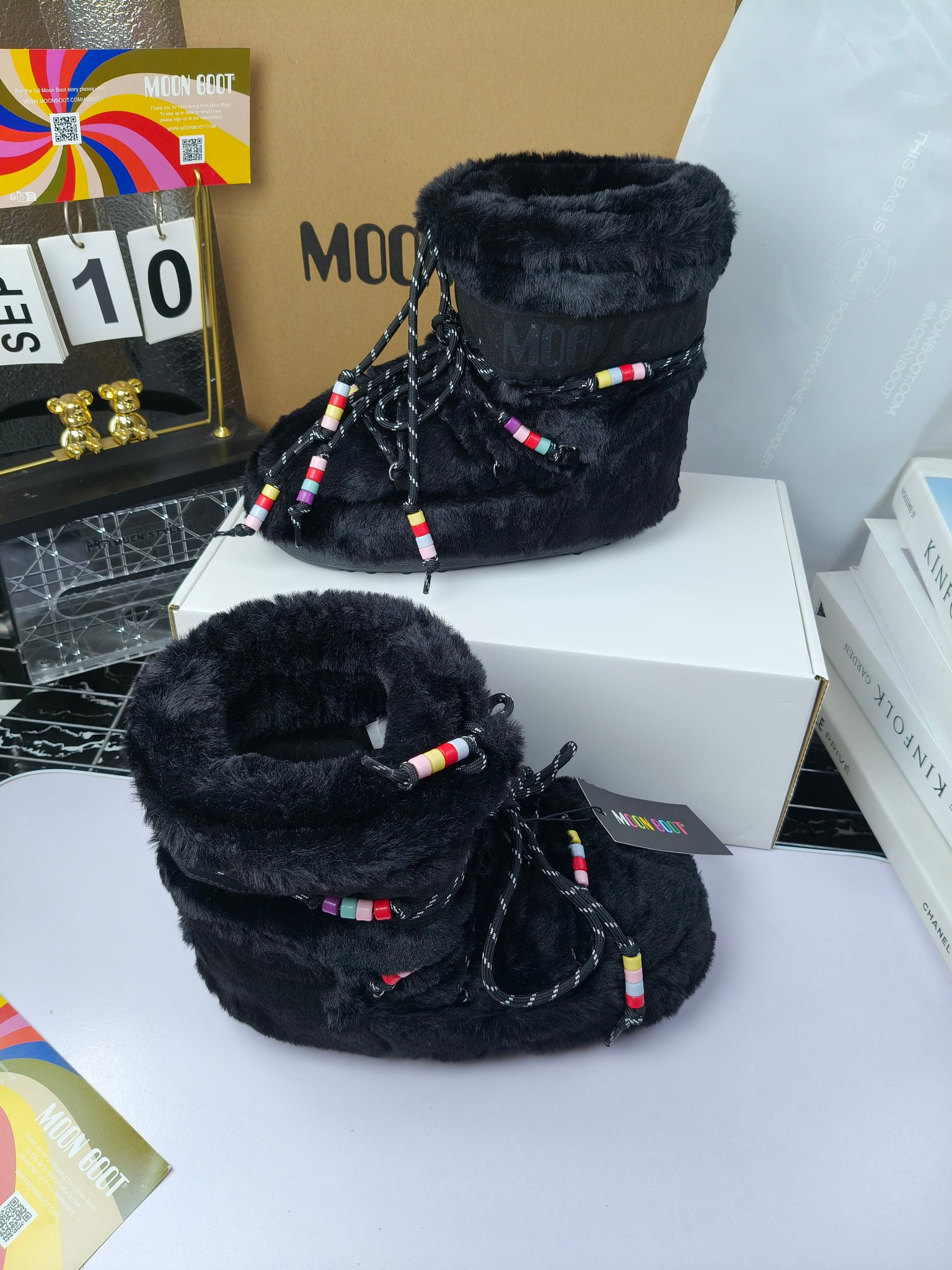  情侣款  滑雪季的宠儿
Moon Boot月亮靴雪地靴
在千禧年就已经非常火了
当年paris hilton、victoria beckham
等名人经常穿它，如今Y2K风潮再次流行
痞幼同款QQ秀穿搭
万人大秀的丑萌雪地靴重新翻红
不分男女不分左右
看着巨无霸巨实际配瑜伽裤巨显瘦
想要去北方的姐妹可以冲了
玩雪必备彻底杀疯
❶鞋面：进口防水布
❷内里：100%高端纤羽绵内胆
❸鞋底：热塑性橡胶
❹尺码：35－38，39-41，42－44
❺包装：moon boot原版透明手提袋
❻内增高：4cm