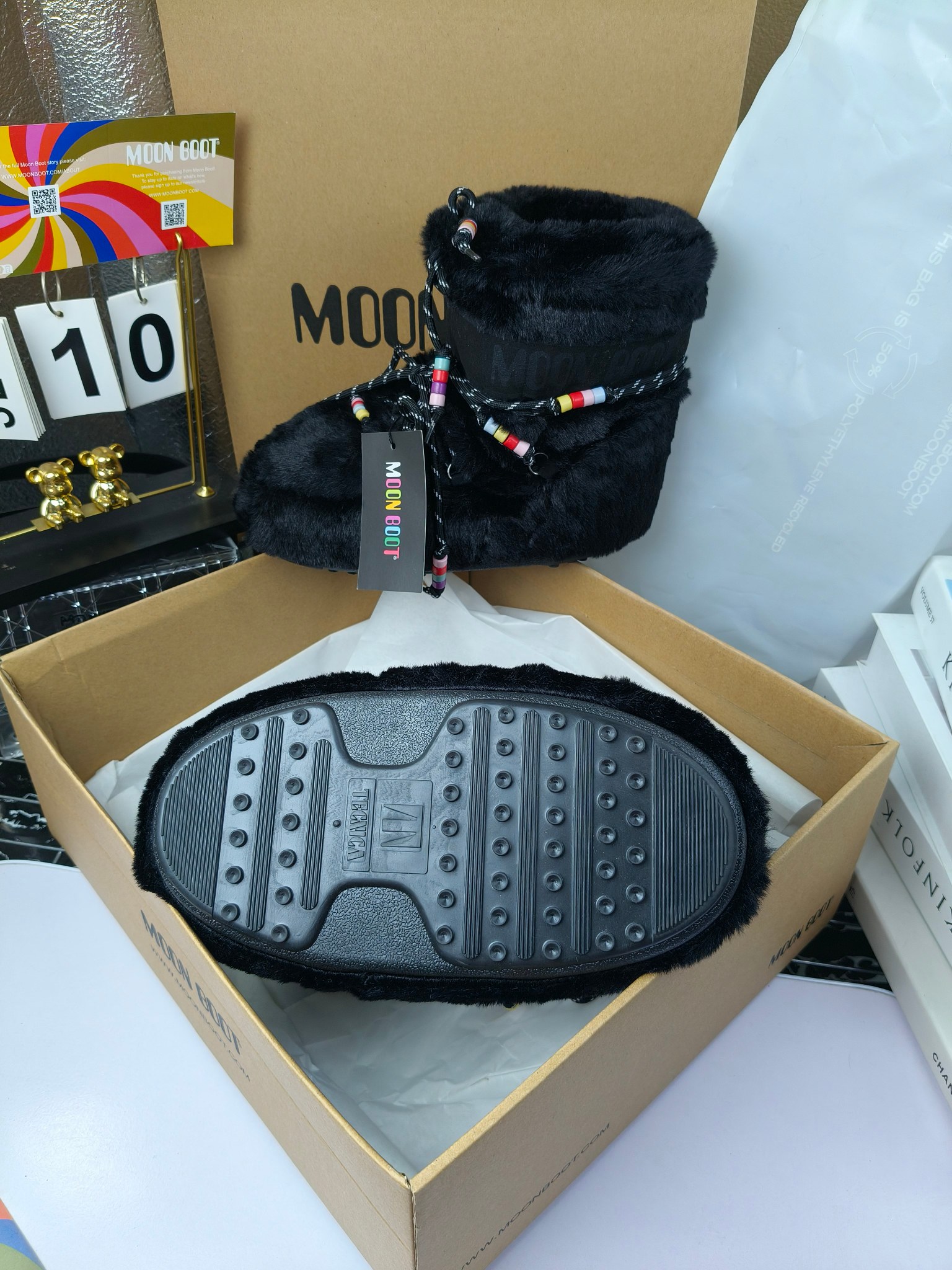  情侣款  滑雪季的宠儿
Moon Boot月亮靴雪地靴
在千禧年就已经非常火了
当年paris hilton、victoria beckham
等名人经常穿它，如今Y2K风潮再次流行
痞幼同款QQ秀穿搭
万人大秀的丑萌雪地靴重新翻红
不分男女不分左右
看着巨无霸巨实际配瑜伽裤巨显瘦
想要去北方的姐妹可以冲了
玩雪必备彻底杀疯
❶鞋面：进口防水布
❷内里：100%高端纤羽绵内胆
❸鞋底：热塑性橡胶
❹尺码：35－38，39-41，42－44
❺包装：moon boot原版透明手提袋
❻内增高：4cm