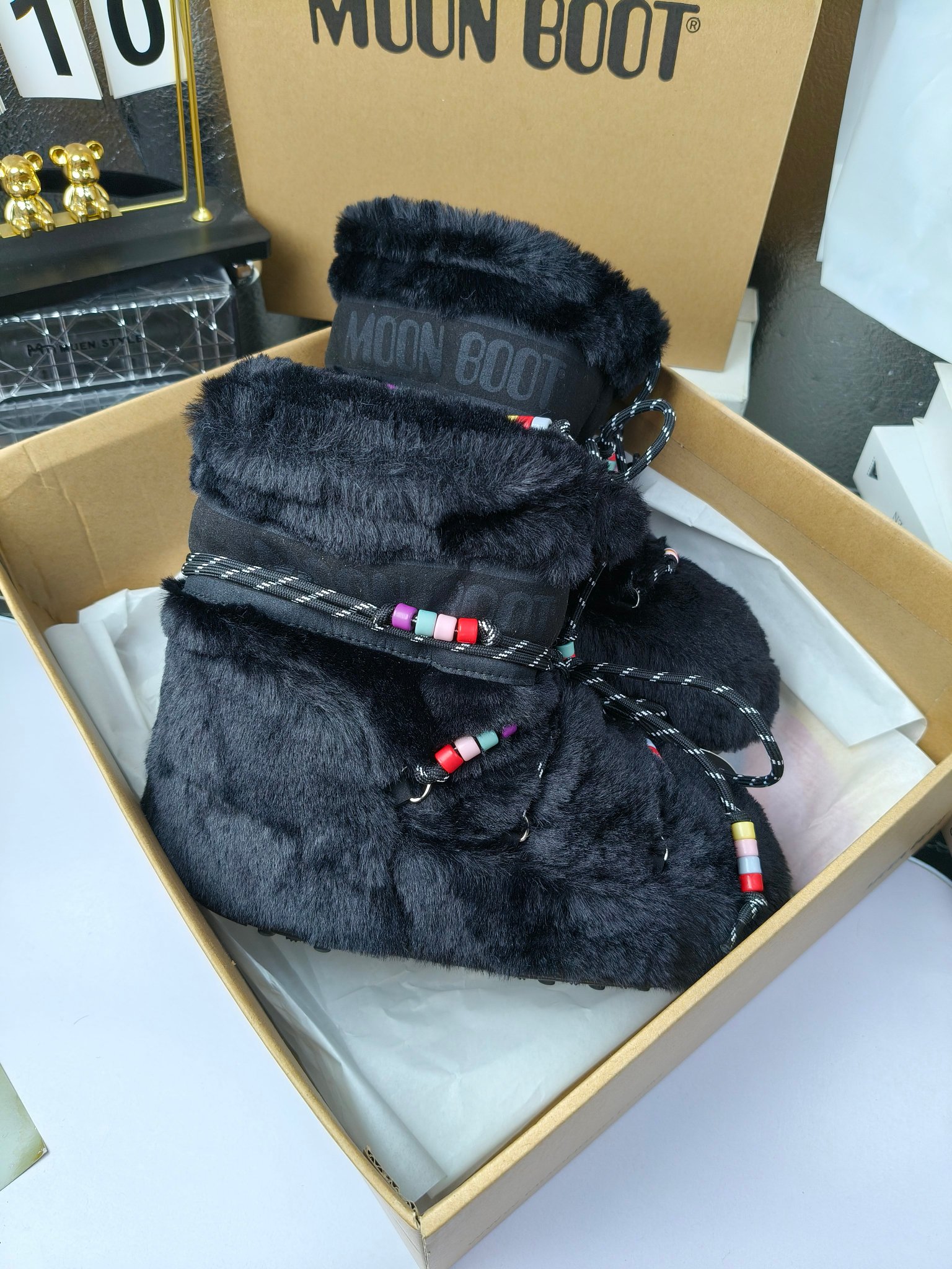  情侣款  滑雪季的宠儿
Moon Boot月亮靴雪地靴
在千禧年就已经非常火了
当年paris hilton、victoria beckham
等名人经常穿它，如今Y2K风潮再次流行
痞幼同款QQ秀穿搭
万人大秀的丑萌雪地靴重新翻红
不分男女不分左右
看着巨无霸巨实际配瑜伽裤巨显瘦
想要去北方的姐妹可以冲了
玩雪必备彻底杀疯
❶鞋面：进口防水布
❷内里：100%高端纤羽绵内胆
❸鞋底：热塑性橡胶
❹尺码：35－38，39-41，42－44
❺包装：moon boot原版透明手提袋
❻内增高：4cm