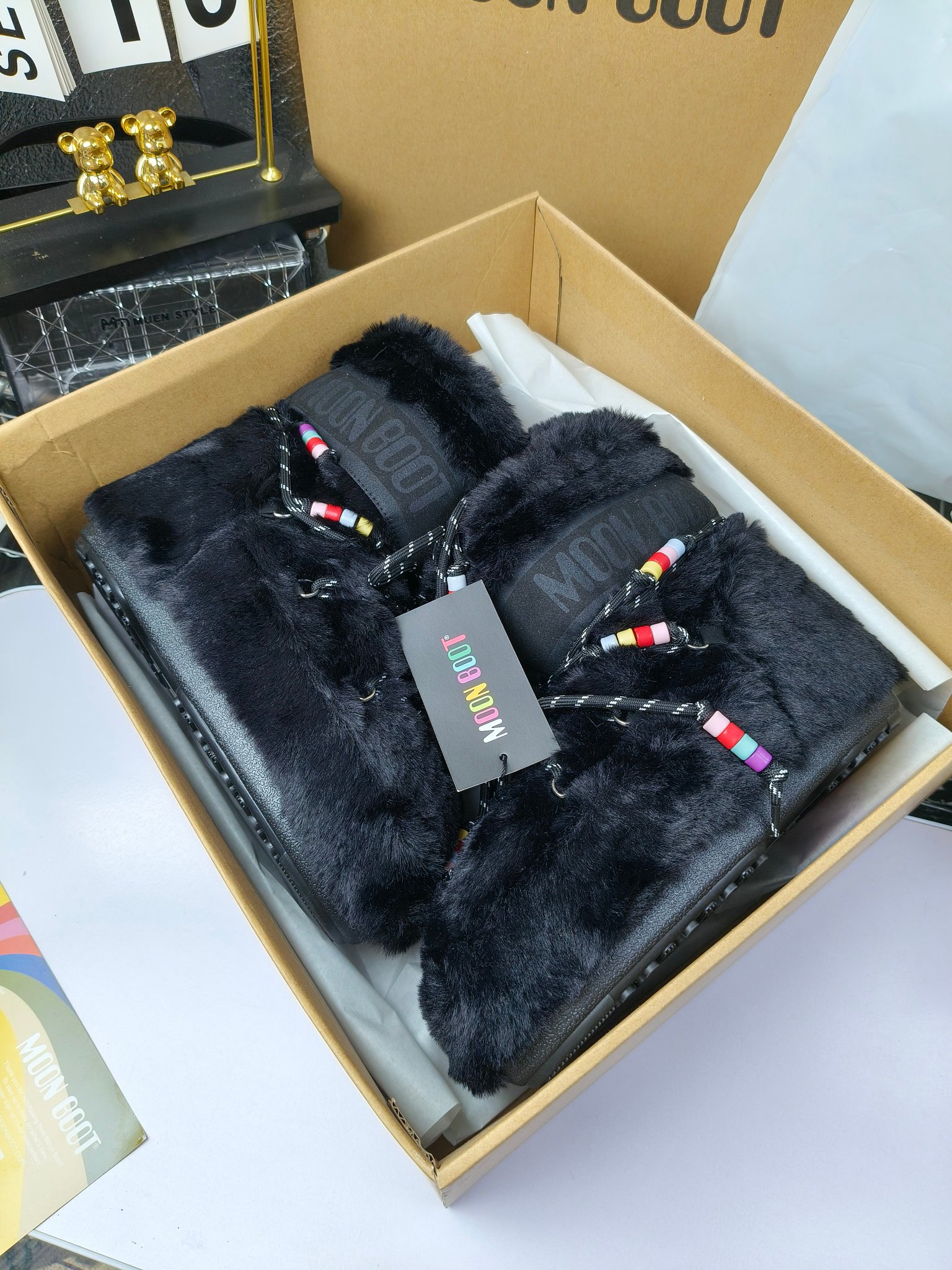  情侣款  滑雪季的宠儿
Moon Boot月亮靴雪地靴
在千禧年就已经非常火了
当年paris hilton、victoria beckham
等名人经常穿它，如今Y2K风潮再次流行
痞幼同款QQ秀穿搭
万人大秀的丑萌雪地靴重新翻红
不分男女不分左右
看着巨无霸巨实际配瑜伽裤巨显瘦
想要去北方的姐妹可以冲了
玩雪必备彻底杀疯
❶鞋面：进口防水布
❷内里：100%高端纤羽绵内胆
❸鞋底：热塑性橡胶
❹尺码：35－38，39-41，42－44
❺包装：moon boot原版透明手提袋
❻内增高：4cm