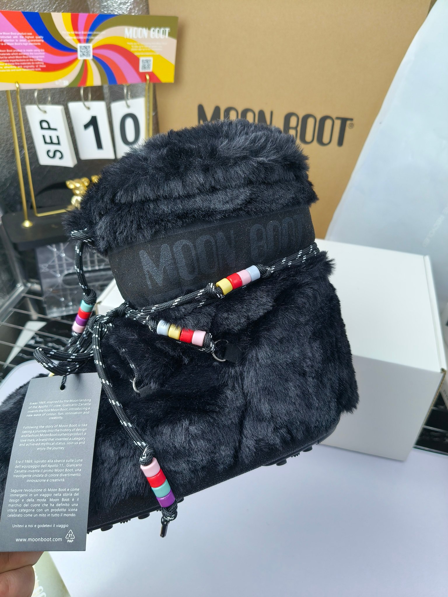  情侣款  滑雪季的宠儿
Moon Boot月亮靴雪地靴
在千禧年就已经非常火了
当年paris hilton、victoria beckham
等名人经常穿它，如今Y2K风潮再次流行
痞幼同款QQ秀穿搭
万人大秀的丑萌雪地靴重新翻红
不分男女不分左右
看着巨无霸巨实际配瑜伽裤巨显瘦
想要去北方的姐妹可以冲了
玩雪必备彻底杀疯
❶鞋面：进口防水布
❷内里：100%高端纤羽绵内胆
❸鞋底：热塑性橡胶
❹尺码：35－38，39-41，42－44
❺包装：moon boot原版透明手提袋
❻内增高：4cm