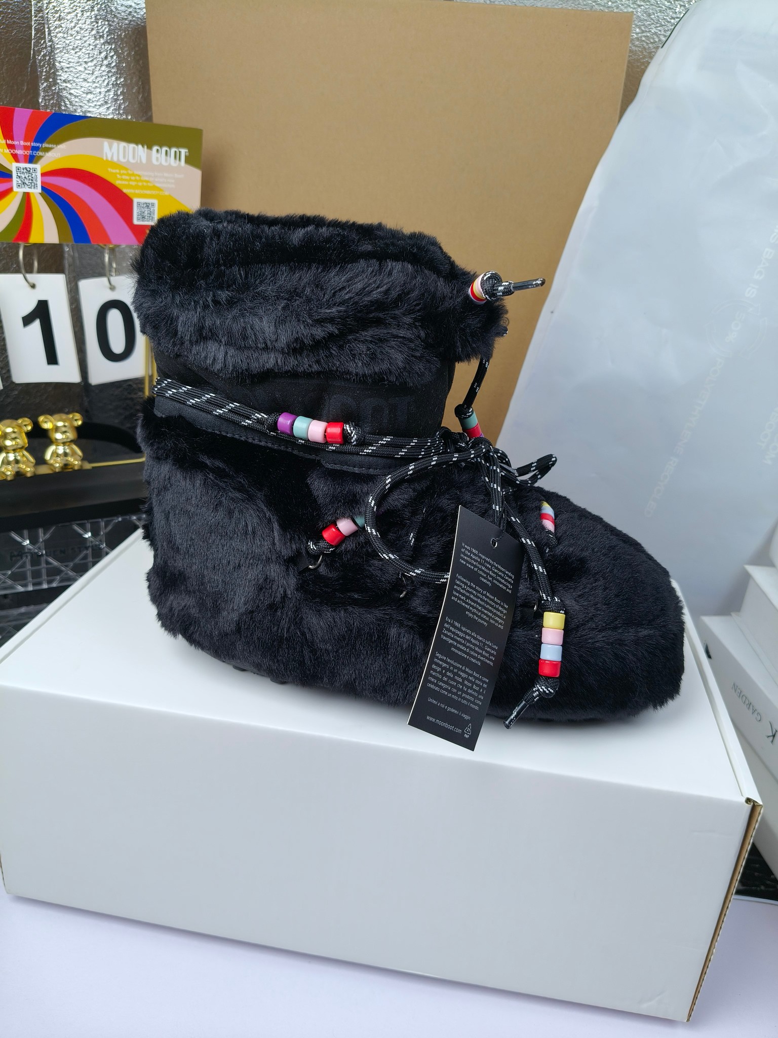  情侣款  滑雪季的宠儿
Moon Boot月亮靴雪地靴
在千禧年就已经非常火了
当年paris hilton、victoria beckham
等名人经常穿它，如今Y2K风潮再次流行
痞幼同款QQ秀穿搭
万人大秀的丑萌雪地靴重新翻红
不分男女不分左右
看着巨无霸巨实际配瑜伽裤巨显瘦
想要去北方的姐妹可以冲了
玩雪必备彻底杀疯
❶鞋面：进口防水布
❷内里：100%高端纤羽绵内胆
❸鞋底：热塑性橡胶
❹尺码：35－38，39-41，42－44
❺包装：moon boot原版透明手提袋
❻内增高：4cm