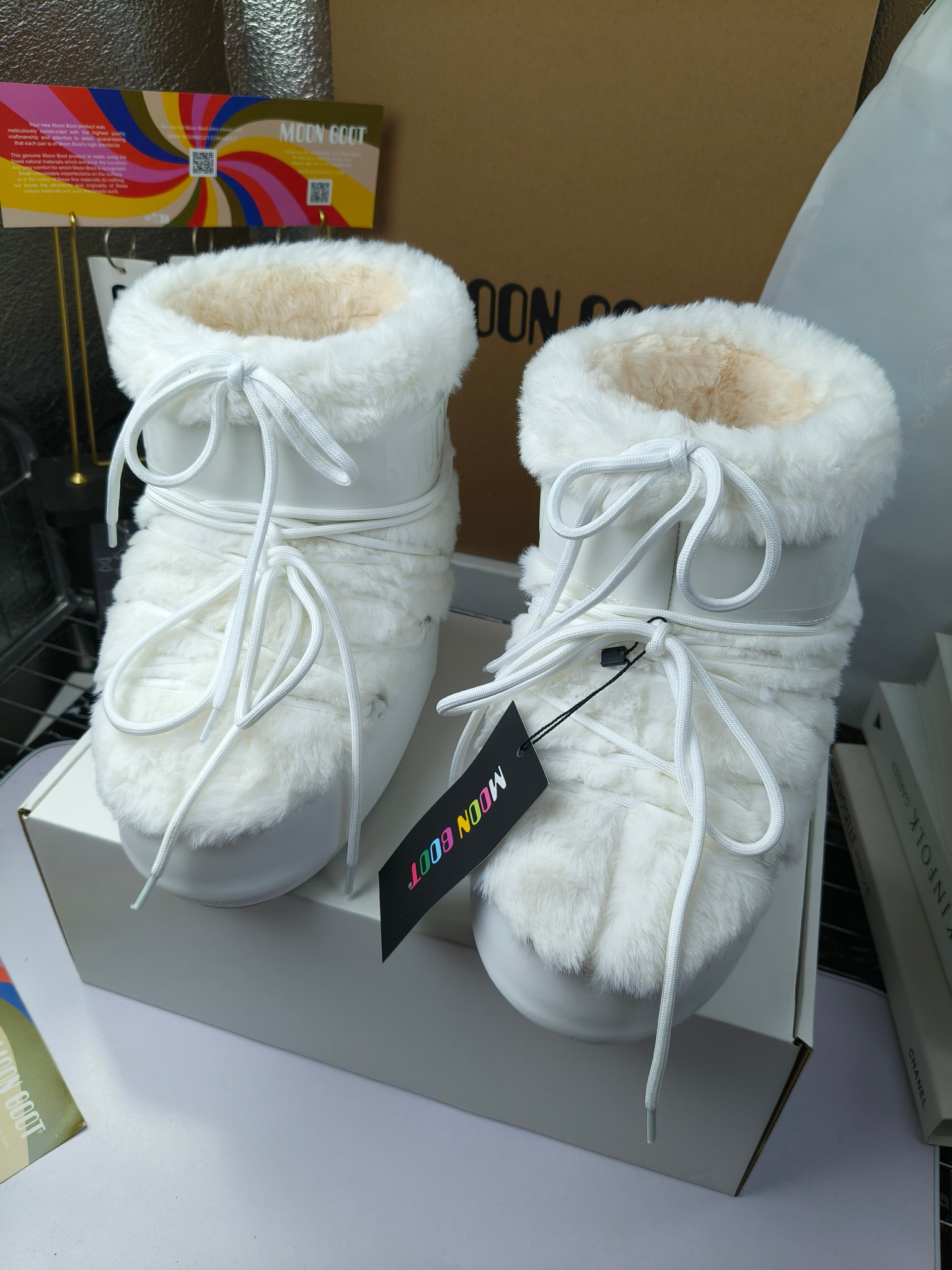  情侣款  滑雪季的宠儿
Moon Boot月亮靴雪地靴
在千禧年就已经非常火了
当年paris hilton、victoria beckham
等名人经常穿它，如今Y2K风潮再次流行
痞幼同款QQ秀穿搭
万人大秀的丑萌雪地靴重新翻红
不分男女不分左右
看着巨无霸巨实际配瑜伽裤巨显瘦
想要去北方的姐妹可以冲了
玩雪必备彻底杀疯
❶鞋面：进口防水布
❷内里：100%高端纤羽绵内胆
❸鞋底：热塑性橡胶
❹尺码：35－38，39-41，42－44
❺包装：moon boot原版透明手提袋
❻内增高：4cm