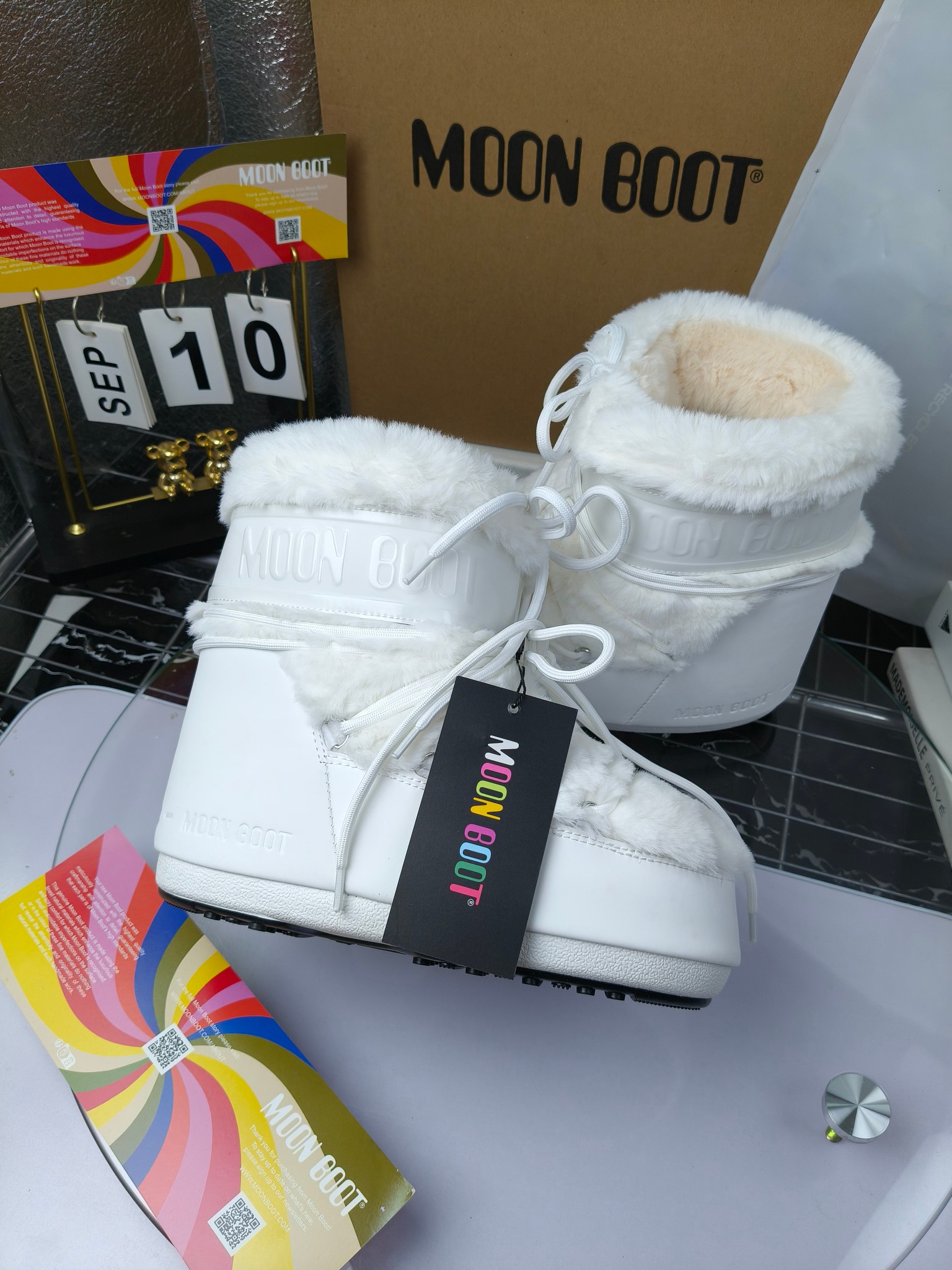  情侣款  滑雪季的宠儿
Moon Boot月亮靴雪地靴
在千禧年就已经非常火了
当年paris hilton、victoria beckham
等名人经常穿它，如今Y2K风潮再次流行
痞幼同款QQ秀穿搭
万人大秀的丑萌雪地靴重新翻红
不分男女不分左右
看着巨无霸巨实际配瑜伽裤巨显瘦
想要去北方的姐妹可以冲了
玩雪必备彻底杀疯
❶鞋面：进口防水布
❷内里：100%高端纤羽绵内胆
❸鞋底：热塑性橡胶
❹尺码：35－38，39-41，42－44
❺包装：moon boot原版透明手提袋
❻内增高：4cm