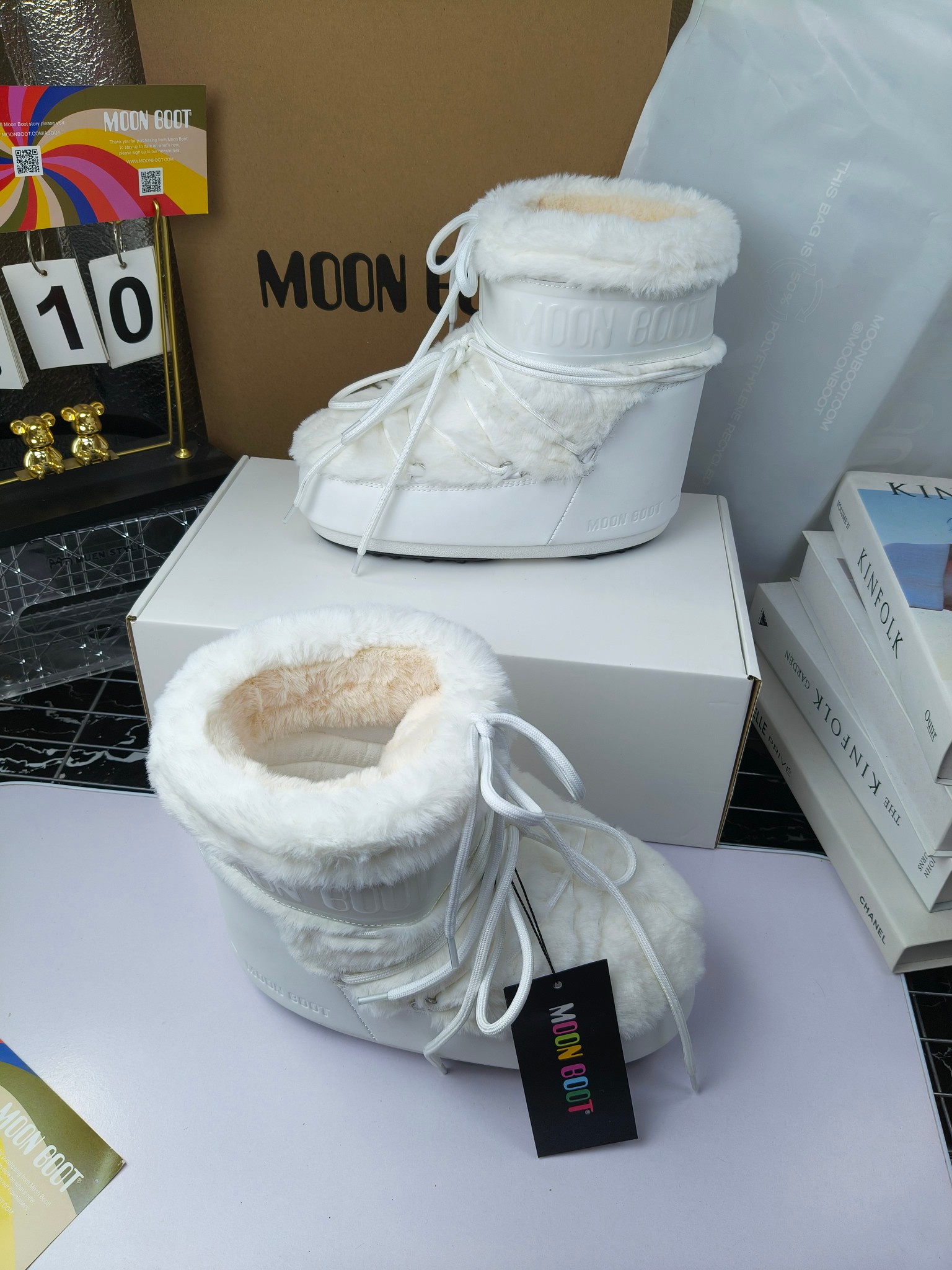  情侣款  滑雪季的宠儿
Moon Boot月亮靴雪地靴
在千禧年就已经非常火了
当年paris hilton、victoria beckham
等名人经常穿它，如今Y2K风潮再次流行
痞幼同款QQ秀穿搭
万人大秀的丑萌雪地靴重新翻红
不分男女不分左右
看着巨无霸巨实际配瑜伽裤巨显瘦
想要去北方的姐妹可以冲了
玩雪必备彻底杀疯
❶鞋面：进口防水布
❷内里：100%高端纤羽绵内胆
❸鞋底：热塑性橡胶
❹尺码：35－38，39-41，42－44
❺包装：moon boot原版透明手提袋
❻内增高：4cm