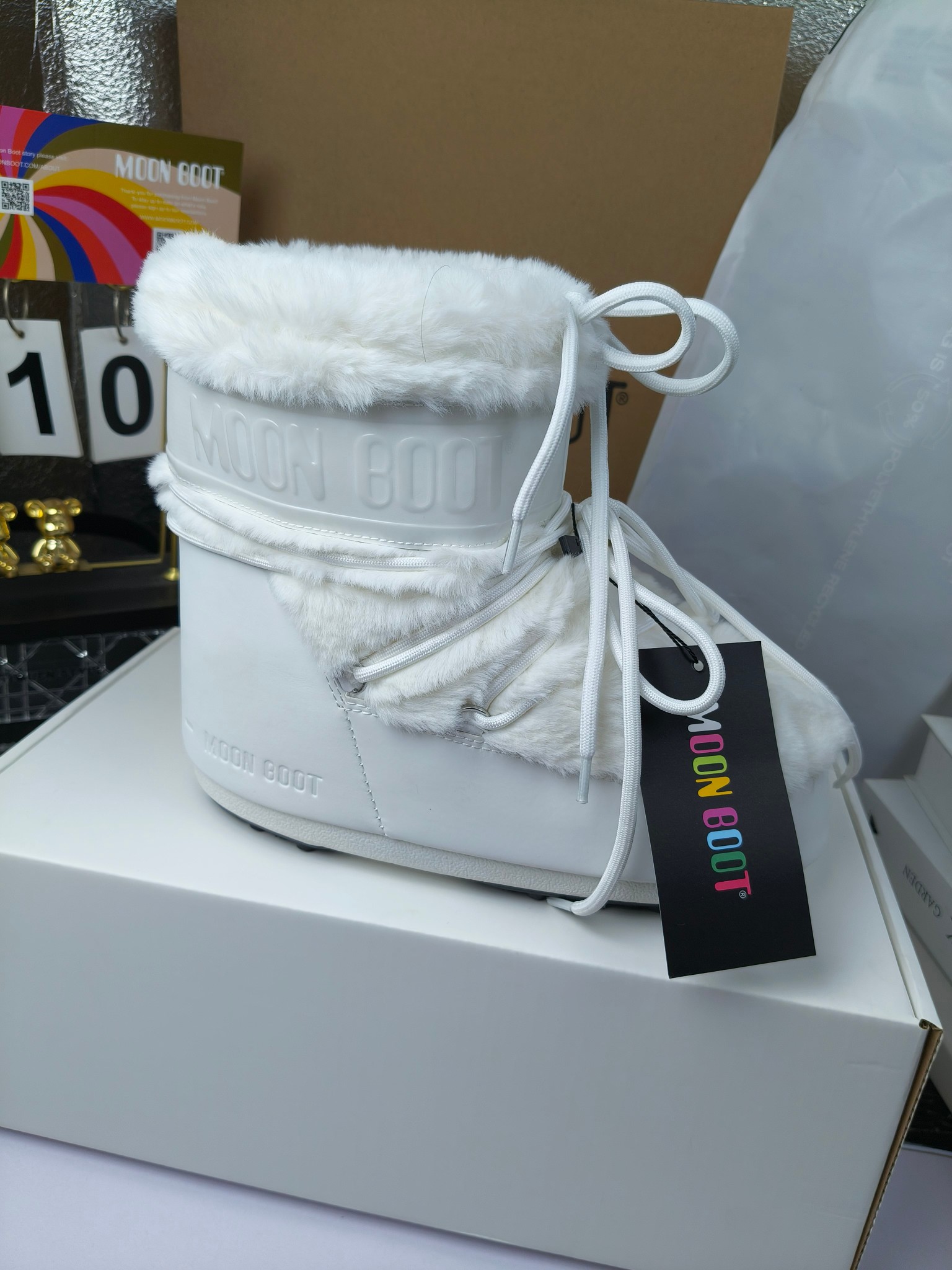  情侣款  滑雪季的宠儿
Moon Boot月亮靴雪地靴
在千禧年就已经非常火了
当年paris hilton、victoria beckham
等名人经常穿它，如今Y2K风潮再次流行
痞幼同款QQ秀穿搭
万人大秀的丑萌雪地靴重新翻红
不分男女不分左右
看着巨无霸巨实际配瑜伽裤巨显瘦
想要去北方的姐妹可以冲了
玩雪必备彻底杀疯
❶鞋面：进口防水布
❷内里：100%高端纤羽绵内胆
❸鞋底：热塑性橡胶
❹尺码：35－38，39-41，42－44
❺包装：moon boot原版透明手提袋
❻内增高：4cm