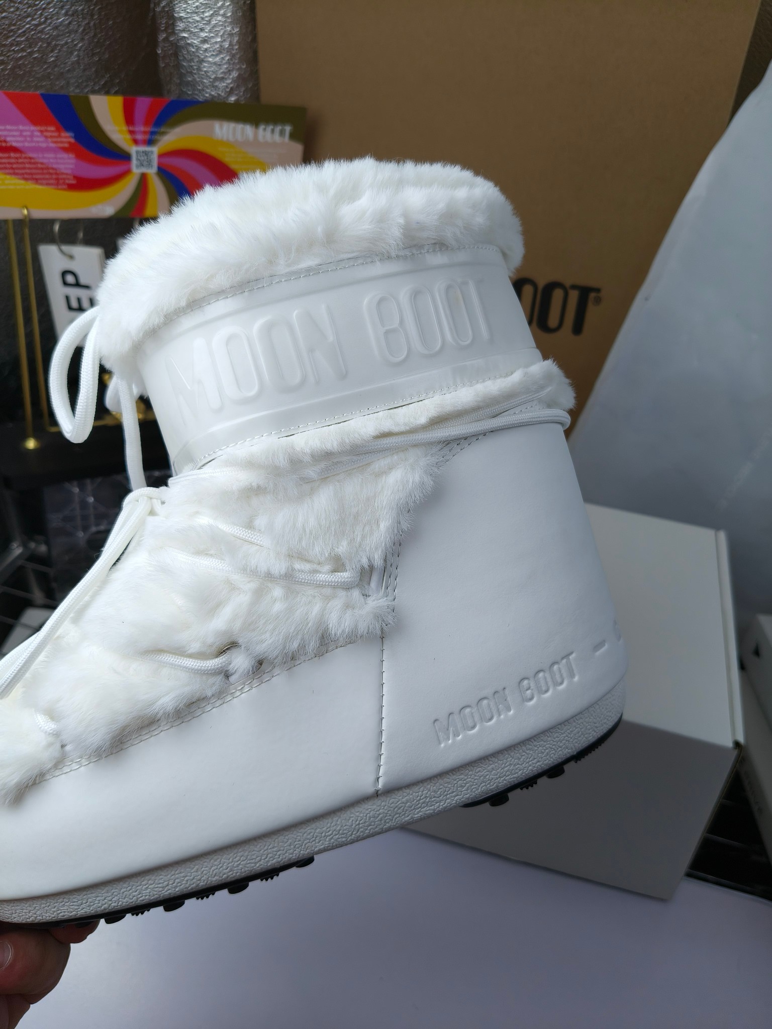  情侣款  滑雪季的宠儿
Moon Boot月亮靴雪地靴
在千禧年就已经非常火了
当年paris hilton、victoria beckham
等名人经常穿它，如今Y2K风潮再次流行
痞幼同款QQ秀穿搭
万人大秀的丑萌雪地靴重新翻红
不分男女不分左右
看着巨无霸巨实际配瑜伽裤巨显瘦
想要去北方的姐妹可以冲了
玩雪必备彻底杀疯
❶鞋面：进口防水布
❷内里：100%高端纤羽绵内胆
❸鞋底：热塑性橡胶
❹尺码：35－38，39-41，42－44
❺包装：moon boot原版透明手提袋
❻内增高：4cm