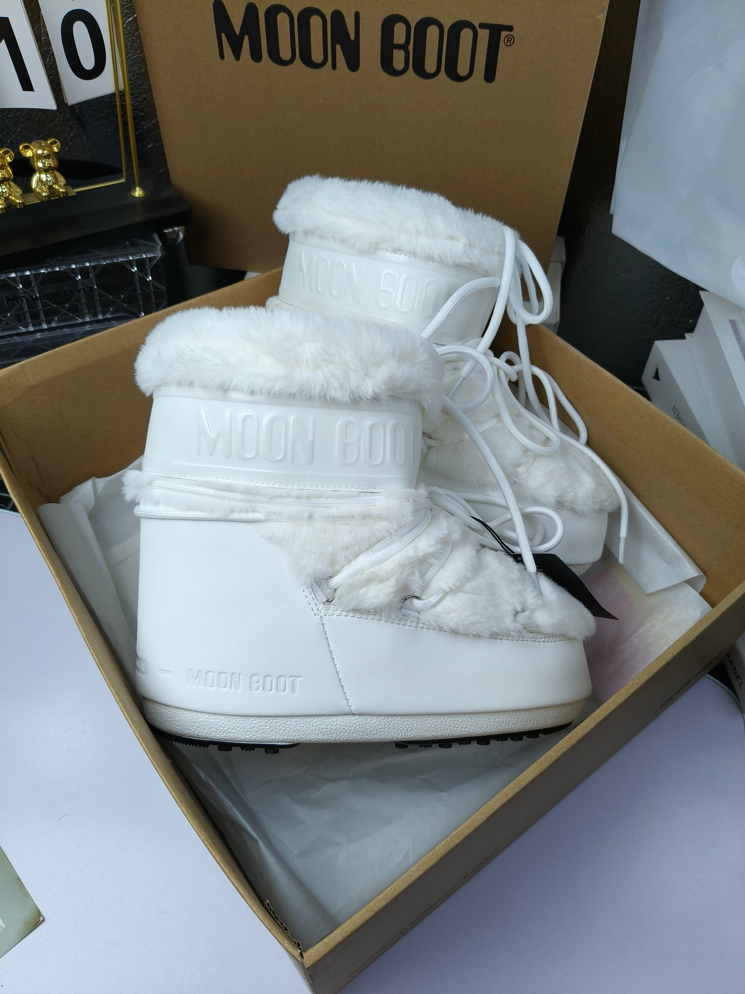  情侣款  滑雪季的宠儿
Moon Boot月亮靴雪地靴
在千禧年就已经非常火了
当年paris hilton、victoria beckham
等名人经常穿它，如今Y2K风潮再次流行
痞幼同款QQ秀穿搭
万人大秀的丑萌雪地靴重新翻红
不分男女不分左右
看着巨无霸巨实际配瑜伽裤巨显瘦
想要去北方的姐妹可以冲了
玩雪必备彻底杀疯
❶鞋面：进口防水布
❷内里：100%高端纤羽绵内胆
❸鞋底：热塑性橡胶
❹尺码：35－38，39-41，42－44
❺包装：moon boot原版透明手提袋
❻内增高：4cm