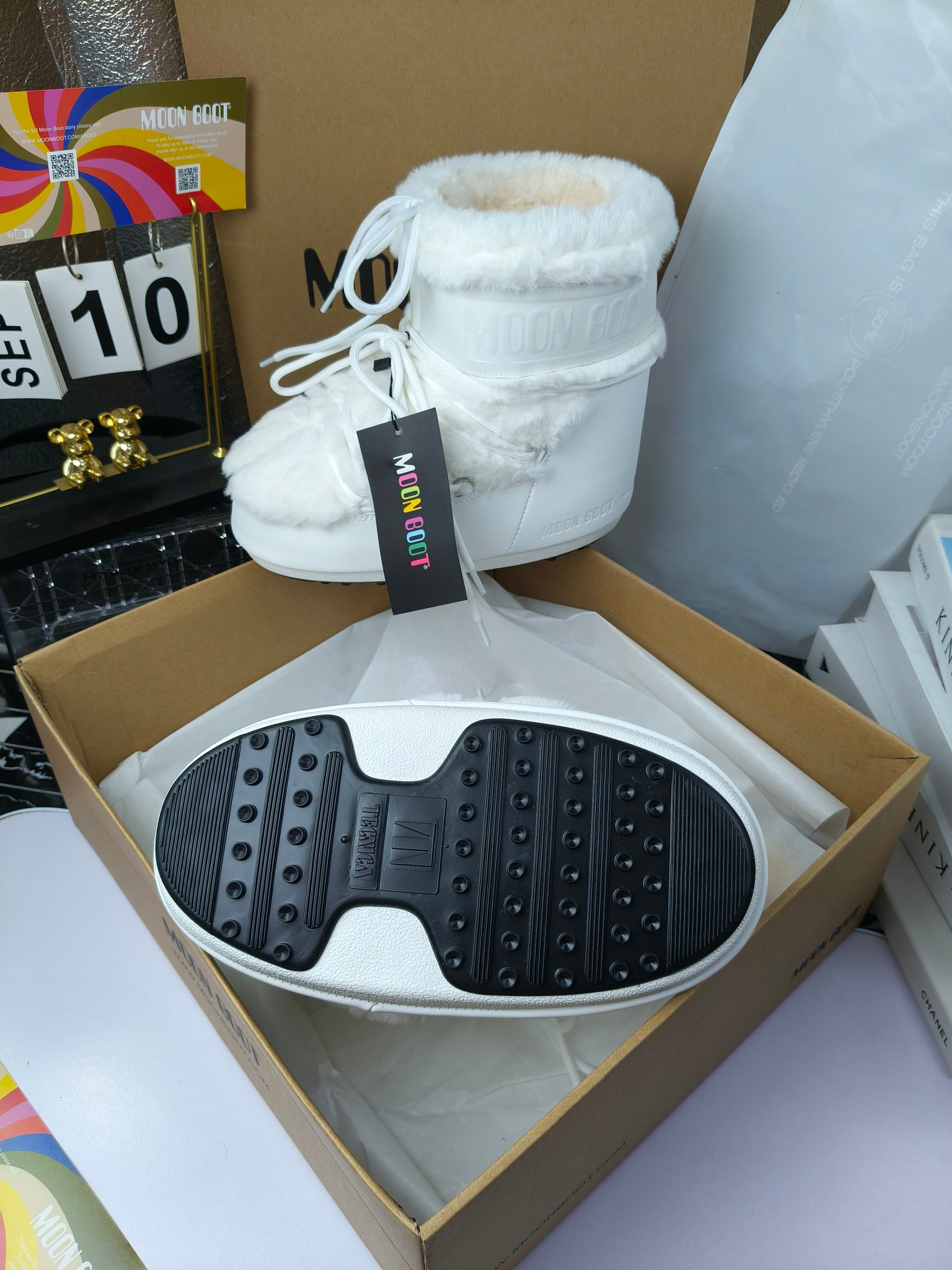  情侣款  滑雪季的宠儿
Moon Boot月亮靴雪地靴
在千禧年就已经非常火了
当年paris hilton、victoria beckham
等名人经常穿它，如今Y2K风潮再次流行
痞幼同款QQ秀穿搭
万人大秀的丑萌雪地靴重新翻红
不分男女不分左右
看着巨无霸巨实际配瑜伽裤巨显瘦
想要去北方的姐妹可以冲了
玩雪必备彻底杀疯
❶鞋面：进口防水布
❷内里：100%高端纤羽绵内胆
❸鞋底：热塑性橡胶
❹尺码：35－38，39-41，42－44
❺包装：moon boot原版透明手提袋
❻内增高：4cm