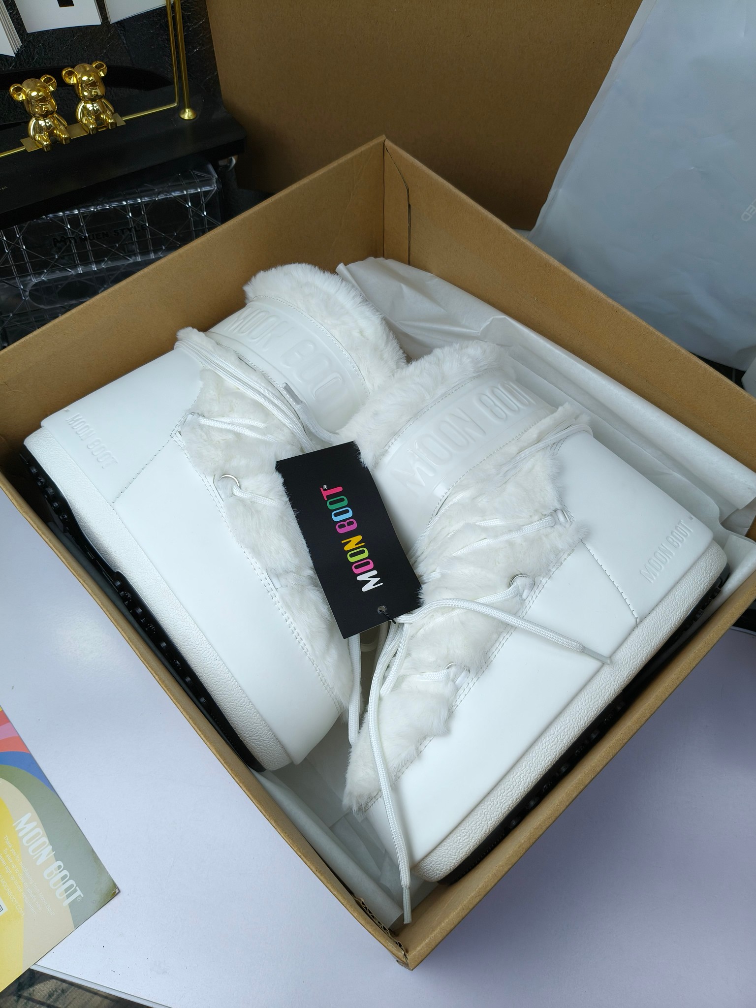  情侣款  滑雪季的宠儿
Moon Boot月亮靴雪地靴
在千禧年就已经非常火了
当年paris hilton、victoria beckham
等名人经常穿它，如今Y2K风潮再次流行
痞幼同款QQ秀穿搭
万人大秀的丑萌雪地靴重新翻红
不分男女不分左右
看着巨无霸巨实际配瑜伽裤巨显瘦
想要去北方的姐妹可以冲了
玩雪必备彻底杀疯
❶鞋面：进口防水布
❷内里：100%高端纤羽绵内胆
❸鞋底：热塑性橡胶
❹尺码：35－38，39-41，42－44
❺包装：moon boot原版透明手提袋
❻内增高：4cm