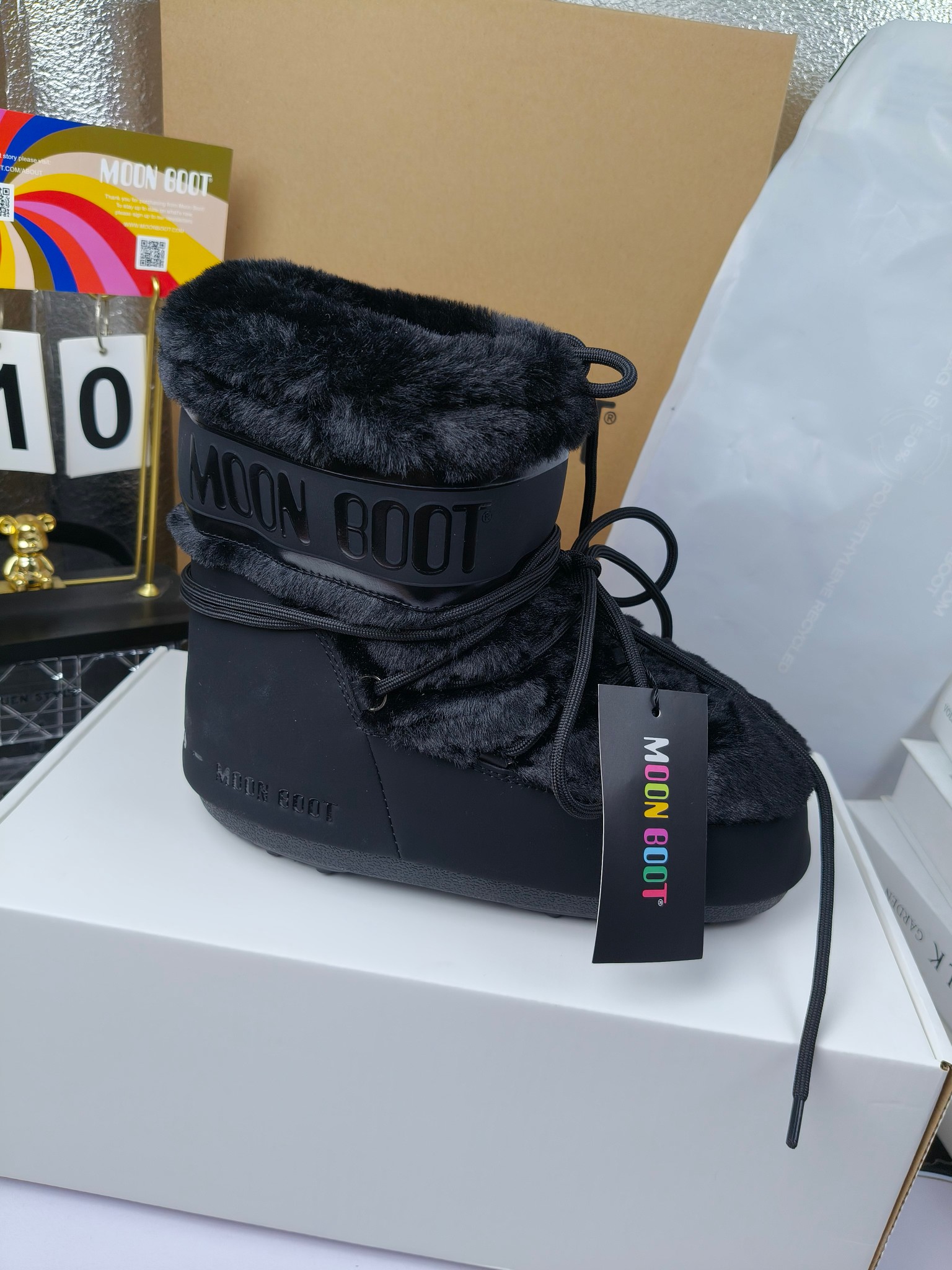  情侣款  滑雪季的宠儿
Moon Boot月亮靴雪地靴
在千禧年就已经非常火了
当年paris hilton、victoria beckham
等名人经常穿它，如今Y2K风潮再次流行
痞幼同款QQ秀穿搭
万人大秀的丑萌雪地靴重新翻红
不分男女不分左右
看着巨无霸巨实际配瑜伽裤巨显瘦
想要去北方的姐妹可以冲了
玩雪必备彻底杀疯
❶鞋面：进口防水布
❷内里：100%高端纤羽绵内胆
❸鞋底：热塑性橡胶
❹尺码：35－38，39-41，42－44
❺包装：moon boot原版透明手提袋
❻内增高：4cm