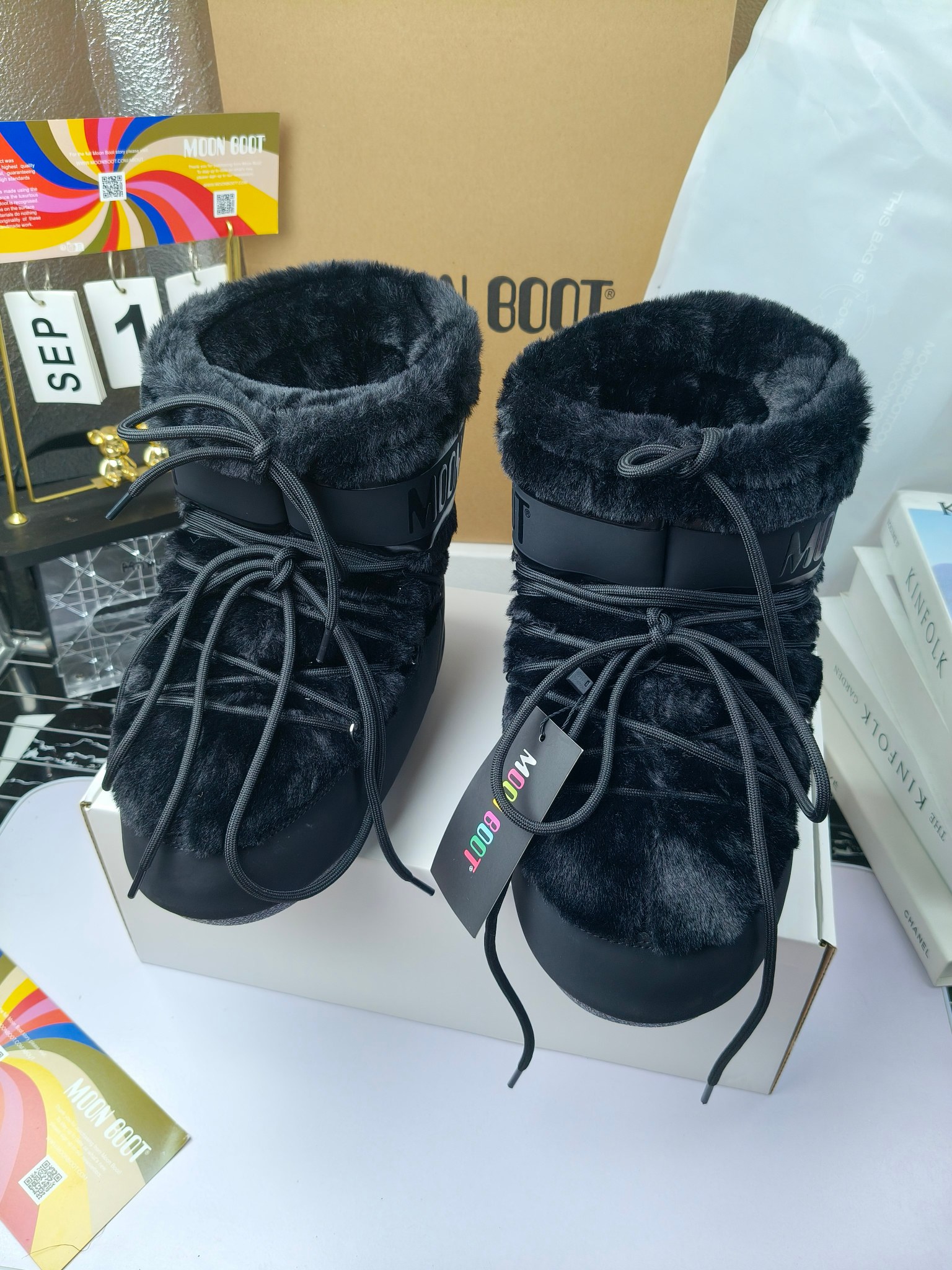  情侣款  滑雪季的宠儿
Moon Boot月亮靴雪地靴
在千禧年就已经非常火了
当年paris hilton、victoria beckham
等名人经常穿它，如今Y2K风潮再次流行
痞幼同款QQ秀穿搭
万人大秀的丑萌雪地靴重新翻红
不分男女不分左右
看着巨无霸巨实际配瑜伽裤巨显瘦
想要去北方的姐妹可以冲了
玩雪必备彻底杀疯
❶鞋面：进口防水布
❷内里：100%高端纤羽绵内胆
❸鞋底：热塑性橡胶
❹尺码：35－38，39-41，42－44
❺包装：moon boot原版透明手提袋
❻内增高：4cm