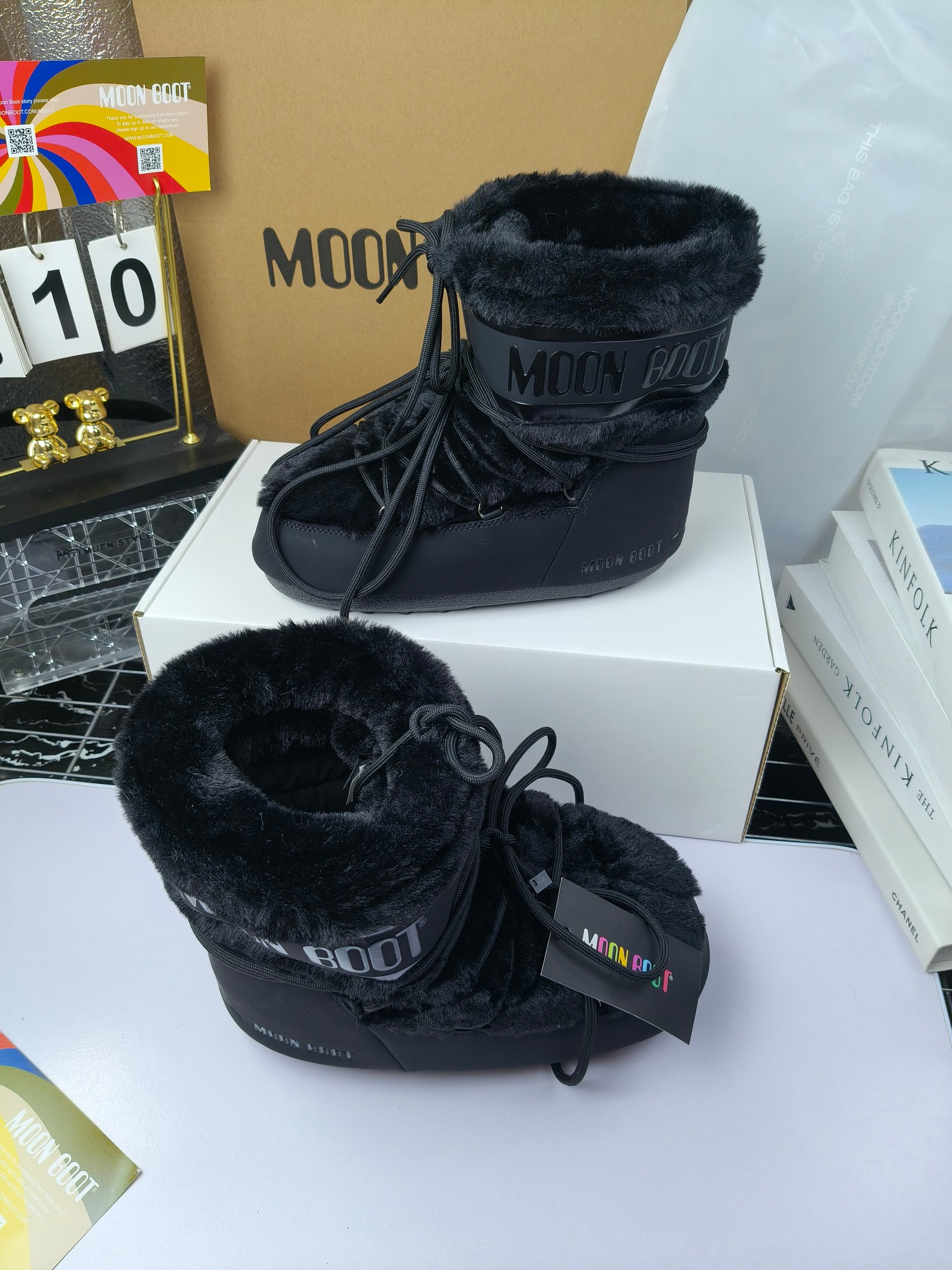  情侣款  滑雪季的宠儿
Moon Boot月亮靴雪地靴
在千禧年就已经非常火了
当年paris hilton、victoria beckham
等名人经常穿它，如今Y2K风潮再次流行
痞幼同款QQ秀穿搭
万人大秀的丑萌雪地靴重新翻红
不分男女不分左右
看着巨无霸巨实际配瑜伽裤巨显瘦
想要去北方的姐妹可以冲了
玩雪必备彻底杀疯
❶鞋面：进口防水布
❷内里：100%高端纤羽绵内胆
❸鞋底：热塑性橡胶
❹尺码：35－38，39-41，42－44
❺包装：moon boot原版透明手提袋
❻内增高：4cm