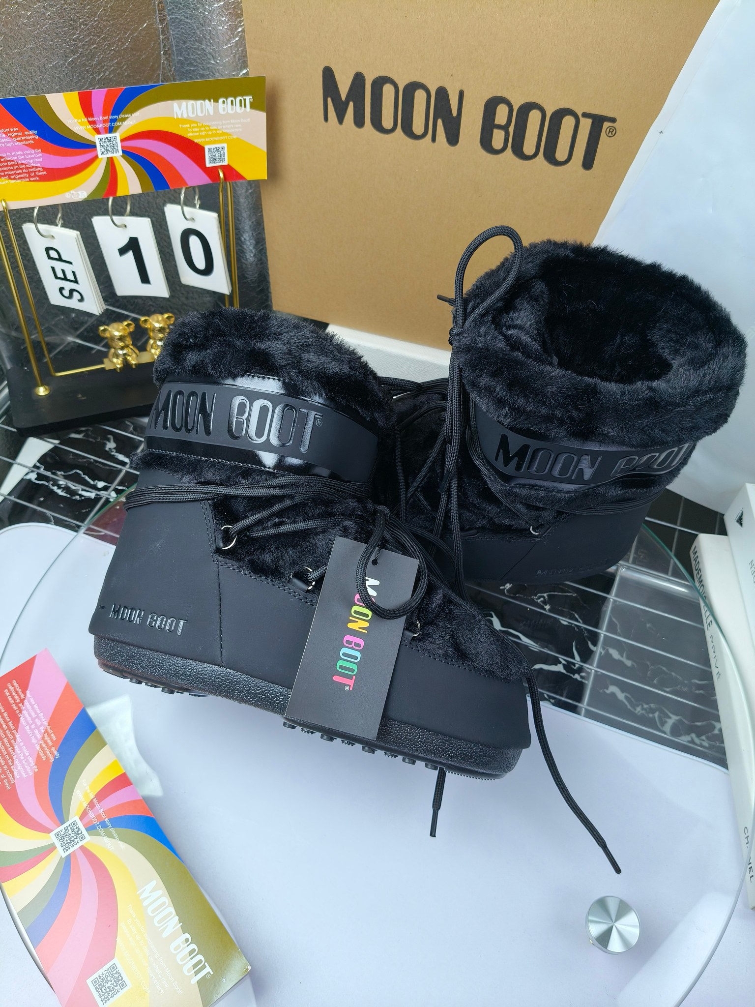 情侣款  滑雪季的宠儿
Moon Boot月亮靴雪地靴
在千禧年就已经非常火了
当年paris hilton、victoria beckham
等名人经常穿它，如今Y2K风潮再次流行
痞幼同款QQ秀穿搭
万人大秀的丑萌雪地靴重新翻红
不分男女不分左右
看着巨无霸巨实际配瑜伽裤巨显瘦
想要去北方的姐妹可以冲了
玩雪必备彻底杀疯
❶鞋面：进口防水布
❷内里：100%高端纤羽绵内胆
❸鞋底：热塑性橡胶
❹尺码：35－38，39-41，42－44
❺包装：moon boot原版透明手提袋
❻内增高：4cm