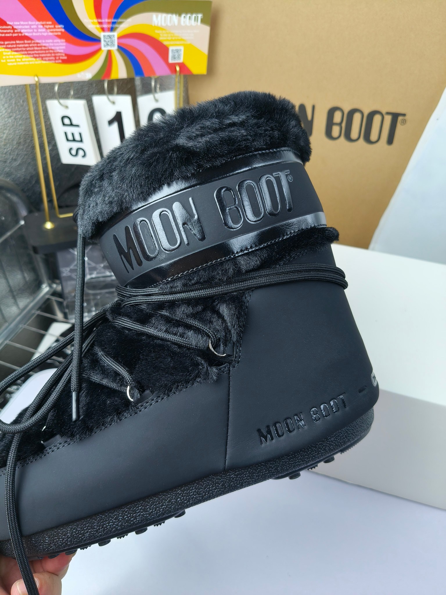  情侣款  滑雪季的宠儿
Moon Boot月亮靴雪地靴
在千禧年就已经非常火了
当年paris hilton、victoria beckham
等名人经常穿它，如今Y2K风潮再次流行
痞幼同款QQ秀穿搭
万人大秀的丑萌雪地靴重新翻红
不分男女不分左右
看着巨无霸巨实际配瑜伽裤巨显瘦
想要去北方的姐妹可以冲了
玩雪必备彻底杀疯
❶鞋面：进口防水布
❷内里：100%高端纤羽绵内胆
❸鞋底：热塑性橡胶
❹尺码：35－38，39-41，42－44
❺包装：moon boot原版透明手提袋
❻内增高：4cm