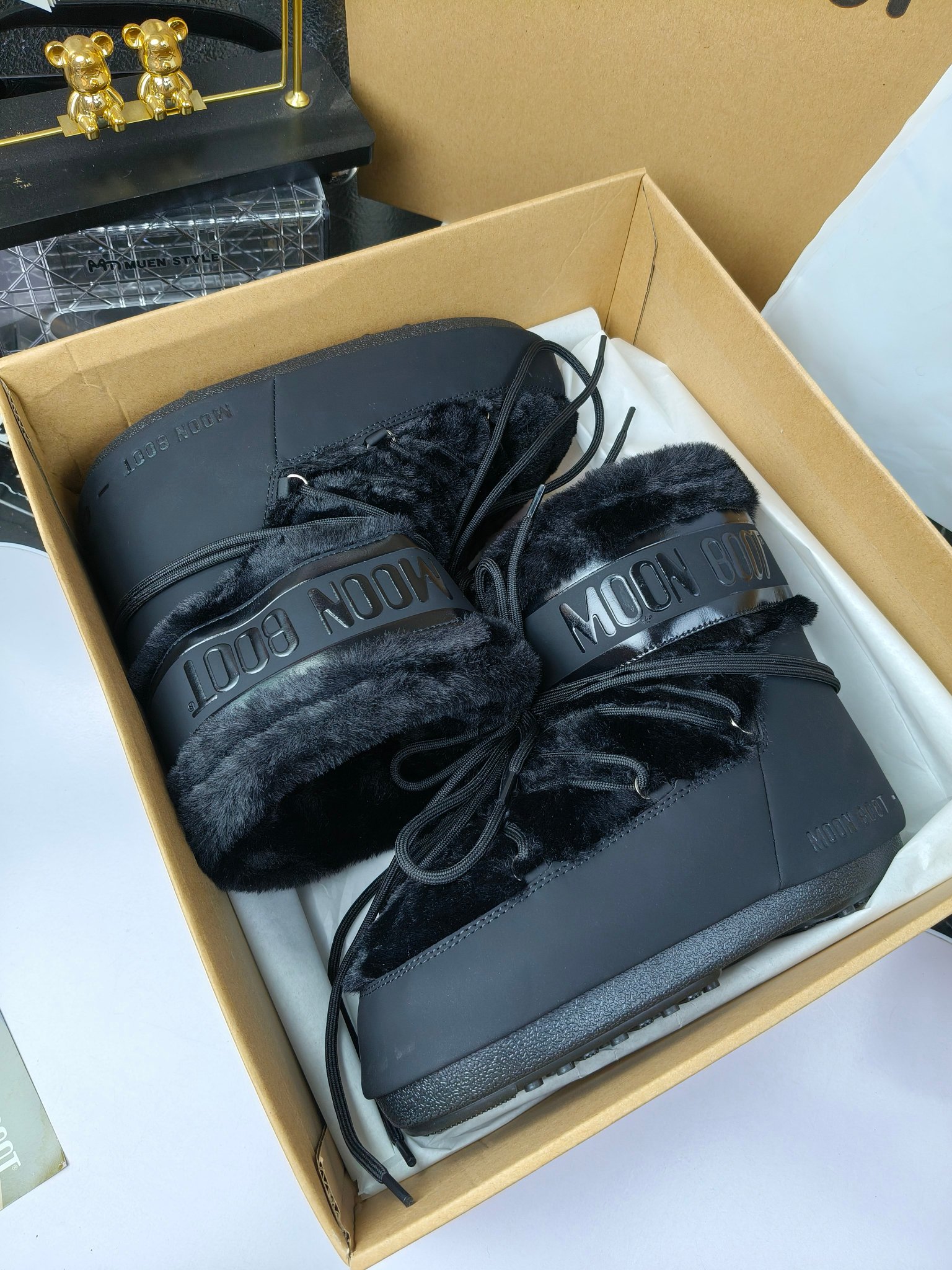  情侣款  滑雪季的宠儿
Moon Boot月亮靴雪地靴
在千禧年就已经非常火了
当年paris hilton、victoria beckham
等名人经常穿它，如今Y2K风潮再次流行
痞幼同款QQ秀穿搭
万人大秀的丑萌雪地靴重新翻红
不分男女不分左右
看着巨无霸巨实际配瑜伽裤巨显瘦
想要去北方的姐妹可以冲了
玩雪必备彻底杀疯
❶鞋面：进口防水布
❷内里：100%高端纤羽绵内胆
❸鞋底：热塑性橡胶
❹尺码：35－38，39-41，42－44
❺包装：moon boot原版透明手提袋
❻内增高：4cm