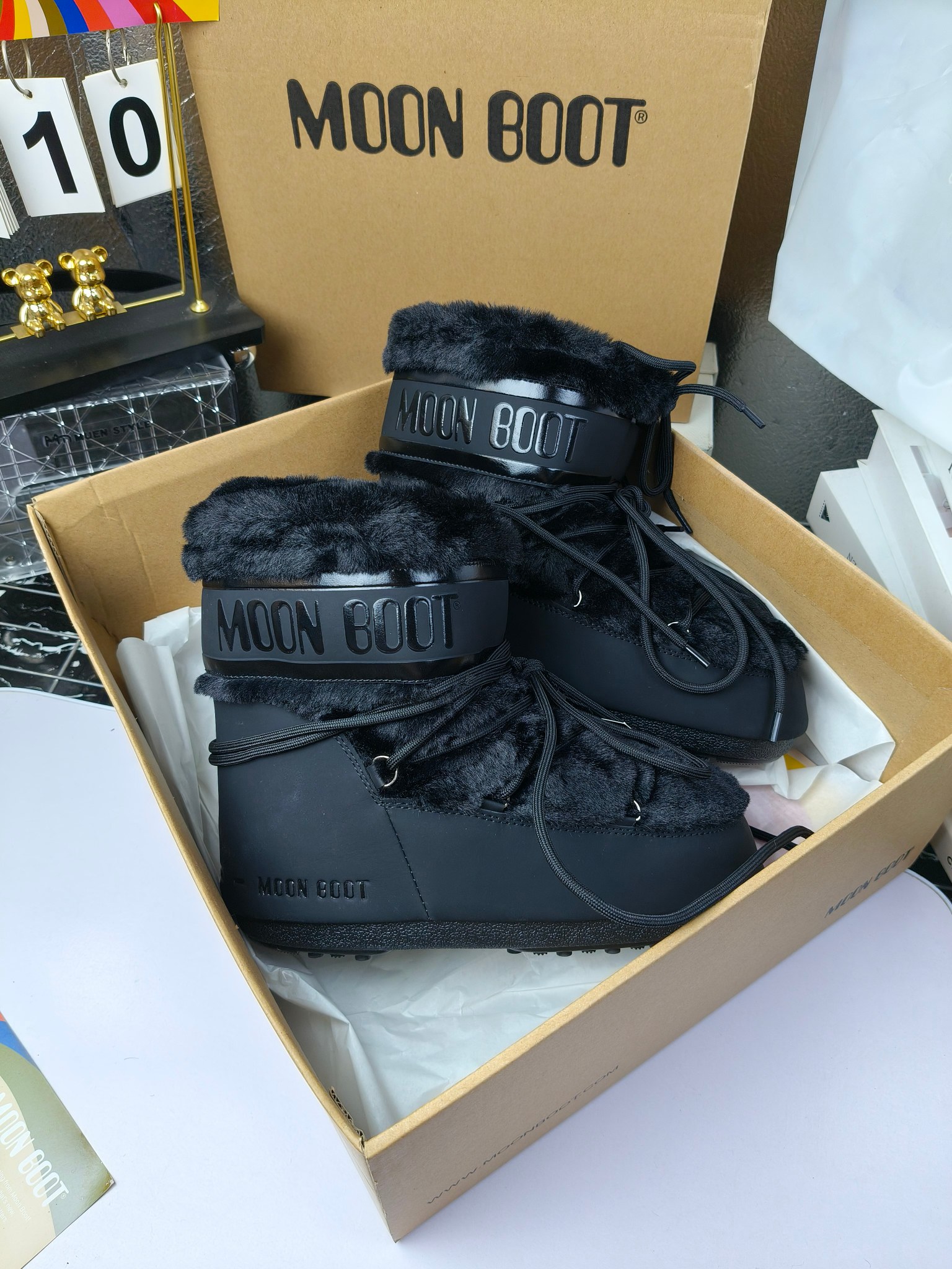  情侣款  滑雪季的宠儿
Moon Boot月亮靴雪地靴
在千禧年就已经非常火了
当年paris hilton、victoria beckham
等名人经常穿它，如今Y2K风潮再次流行
痞幼同款QQ秀穿搭
万人大秀的丑萌雪地靴重新翻红
不分男女不分左右
看着巨无霸巨实际配瑜伽裤巨显瘦
想要去北方的姐妹可以冲了
玩雪必备彻底杀疯
❶鞋面：进口防水布
❷内里：100%高端纤羽绵内胆
❸鞋底：热塑性橡胶
❹尺码：35－38，39-41，42－44
❺包装：moon boot原版透明手提袋
❻内增高：4cm