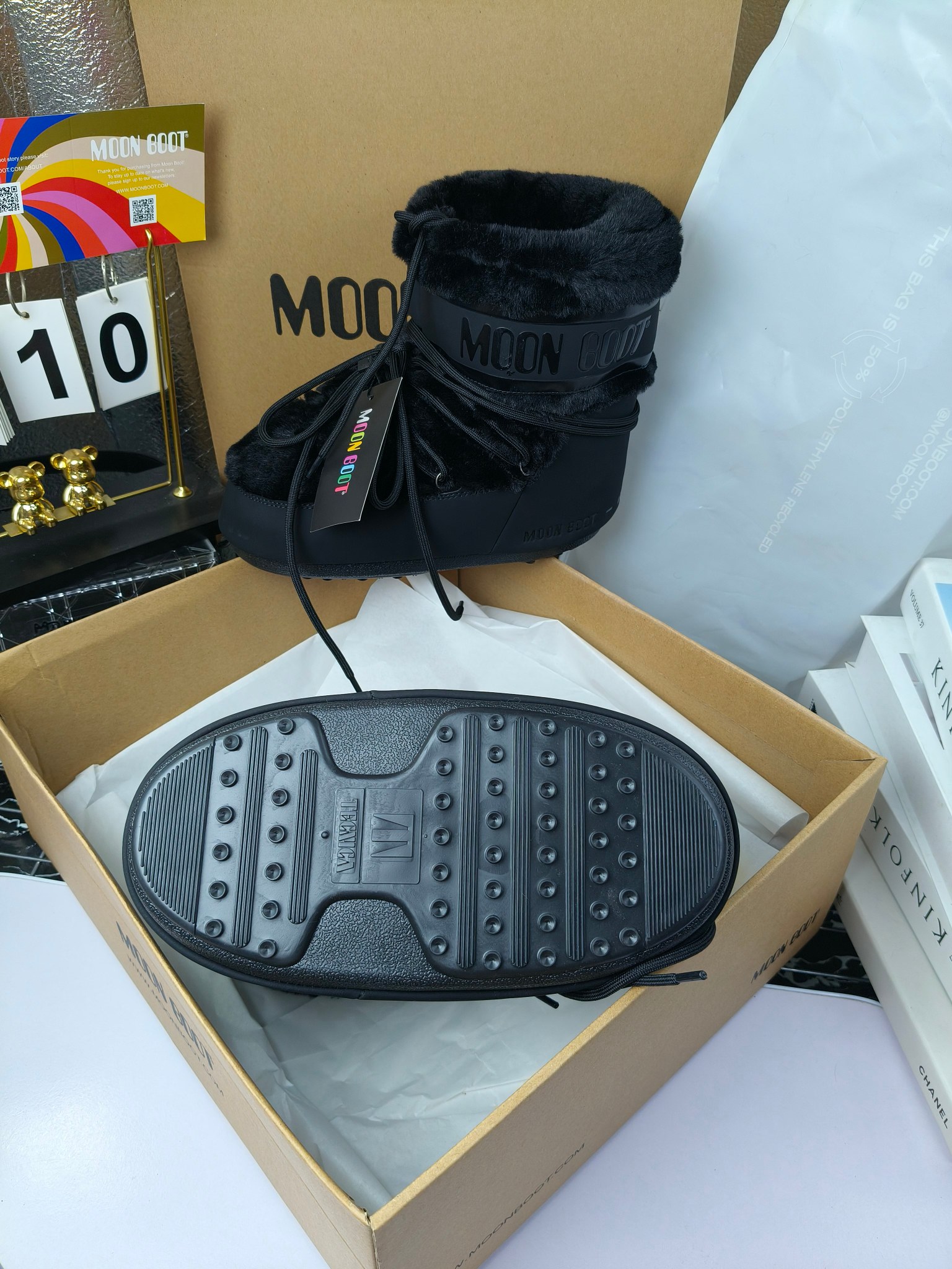  情侣款  滑雪季的宠儿
Moon Boot月亮靴雪地靴
在千禧年就已经非常火了
当年paris hilton、victoria beckham
等名人经常穿它，如今Y2K风潮再次流行
痞幼同款QQ秀穿搭
万人大秀的丑萌雪地靴重新翻红
不分男女不分左右
看着巨无霸巨实际配瑜伽裤巨显瘦
想要去北方的姐妹可以冲了
玩雪必备彻底杀疯
❶鞋面：进口防水布
❷内里：100%高端纤羽绵内胆
❸鞋底：热塑性橡胶
❹尺码：35－38，39-41，42－44
❺包装：moon boot原版透明手提袋
❻内增高：4cm