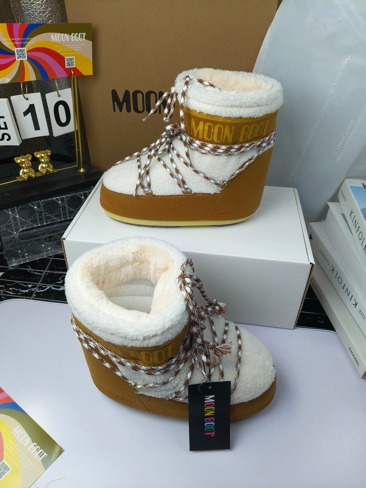  情侣款  滑雪季的宠儿
Moon Boot月亮靴雪地靴
在千禧年就已经非常火了
当年paris hilton、victoria beckham
等名人经常穿它，如今Y2K风潮再次流行
痞幼同款QQ秀穿搭
万人大秀的丑萌雪地靴重新翻红
不分男女不分左右
看着巨无霸巨实际配瑜伽裤巨显瘦
想要去北方的姐妹可以冲了
玩雪必备彻底杀疯
❶鞋面：进口防水布
❷内里：100%高端纤羽绵内胆
❸鞋底：热塑性橡胶
❹尺码：35－38，39-41，42－44
❺包装：moon boot原版透明手提袋
❻内增高：4cm
