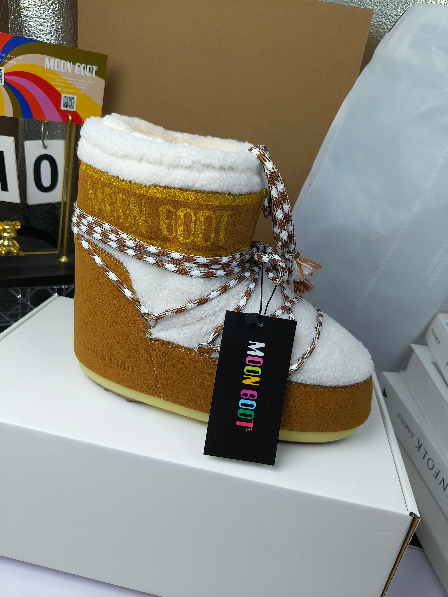  情侣款  滑雪季的宠儿
Moon Boot月亮靴雪地靴
在千禧年就已经非常火了
当年paris hilton、victoria beckham
等名人经常穿它，如今Y2K风潮再次流行
痞幼同款QQ秀穿搭
万人大秀的丑萌雪地靴重新翻红
不分男女不分左右
看着巨无霸巨实际配瑜伽裤巨显瘦
想要去北方的姐妹可以冲了
玩雪必备彻底杀疯
❶鞋面：进口防水布
❷内里：100%高端纤羽绵内胆
❸鞋底：热塑性橡胶
❹尺码：35－38，39-41，42－44
❺包装：moon boot原版透明手提袋
❻内增高：4cm