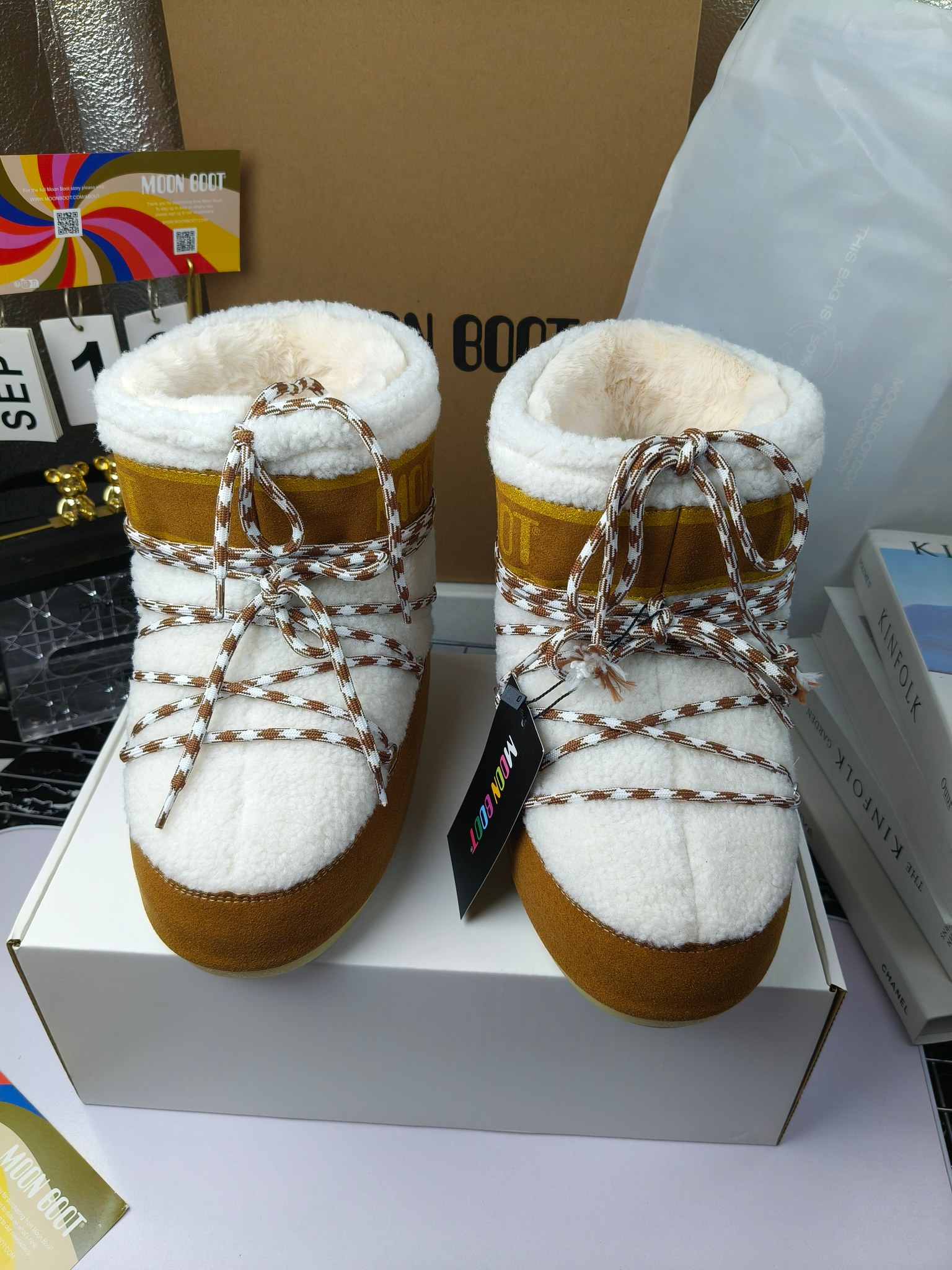  情侣款  滑雪季的宠儿
Moon Boot月亮靴雪地靴
在千禧年就已经非常火了
当年paris hilton、victoria beckham
等名人经常穿它，如今Y2K风潮再次流行
痞幼同款QQ秀穿搭
万人大秀的丑萌雪地靴重新翻红
不分男女不分左右
看着巨无霸巨实际配瑜伽裤巨显瘦
想要去北方的姐妹可以冲了
玩雪必备彻底杀疯
❶鞋面：进口防水布
❷内里：100%高端纤羽绵内胆
❸鞋底：热塑性橡胶
❹尺码：35－38，39-41，42－44
❺包装：moon boot原版透明手提袋
❻内增高：4cm