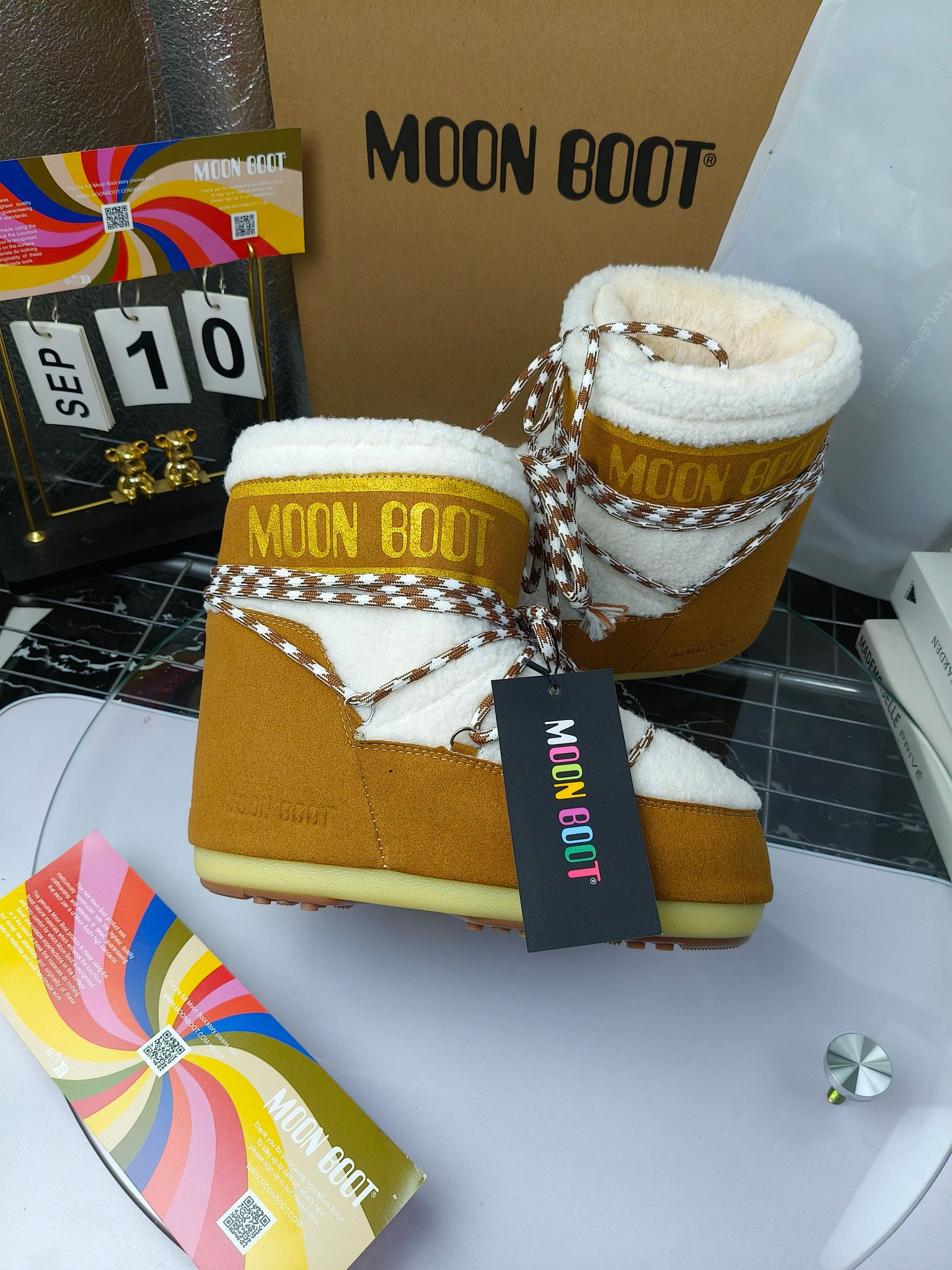  情侣款  滑雪季的宠儿
Moon Boot月亮靴雪地靴
在千禧年就已经非常火了
当年paris hilton、victoria beckham
等名人经常穿它，如今Y2K风潮再次流行
痞幼同款QQ秀穿搭
万人大秀的丑萌雪地靴重新翻红
不分男女不分左右
看着巨无霸巨实际配瑜伽裤巨显瘦
想要去北方的姐妹可以冲了
玩雪必备彻底杀疯
❶鞋面：进口防水布
❷内里：100%高端纤羽绵内胆
❸鞋底：热塑性橡胶
❹尺码：35－38，39-41，42－44
❺包装：moon boot原版透明手提袋
❻内增高：4cm