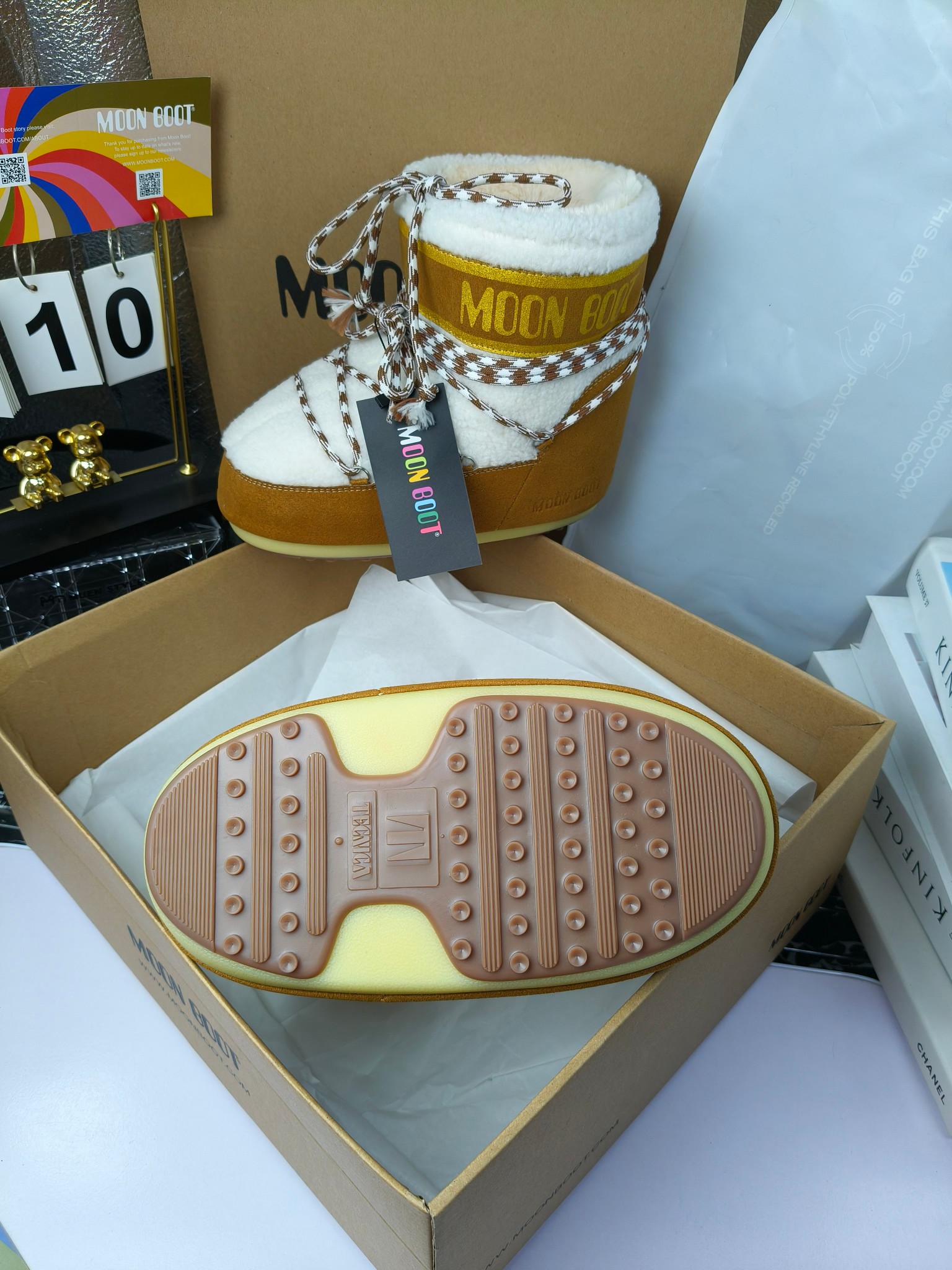  情侣款  滑雪季的宠儿
Moon Boot月亮靴雪地靴
在千禧年就已经非常火了
当年paris hilton、victoria beckham
等名人经常穿它，如今Y2K风潮再次流行
痞幼同款QQ秀穿搭
万人大秀的丑萌雪地靴重新翻红
不分男女不分左右
看着巨无霸巨实际配瑜伽裤巨显瘦
想要去北方的姐妹可以冲了
玩雪必备彻底杀疯
❶鞋面：进口防水布
❷内里：100%高端纤羽绵内胆
❸鞋底：热塑性橡胶
❹尺码：35－38，39-41，42－44
❺包装：moon boot原版透明手提袋
❻内增高：4cm