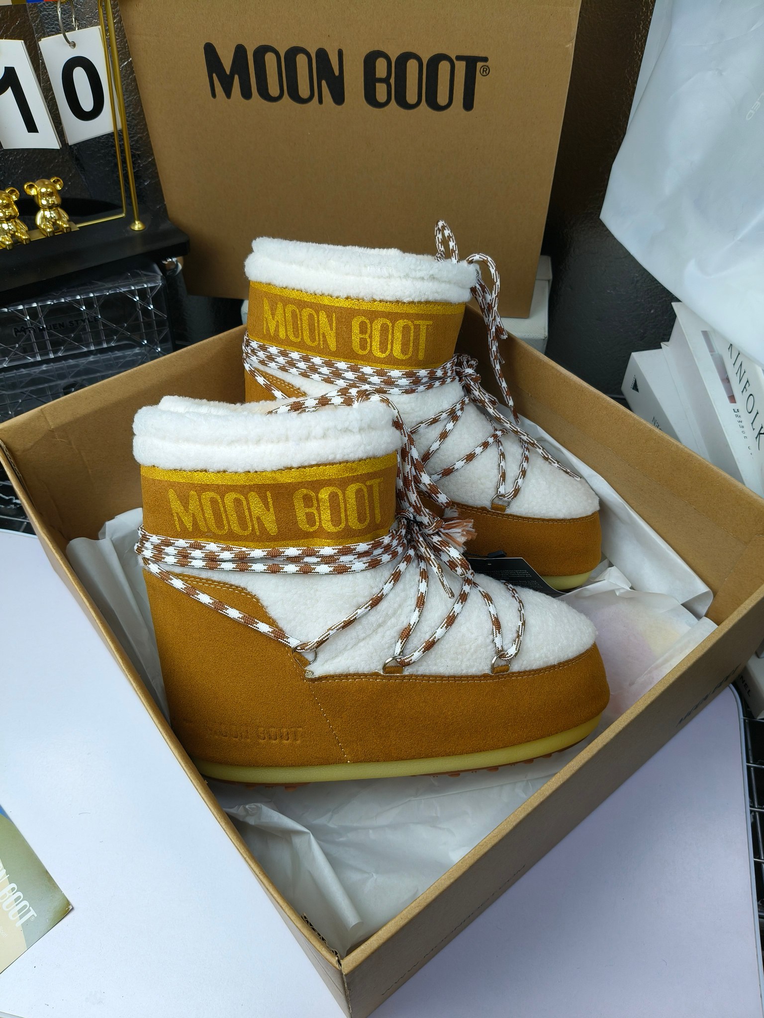  情侣款  滑雪季的宠儿
Moon Boot月亮靴雪地靴
在千禧年就已经非常火了
当年paris hilton、victoria beckham
等名人经常穿它，如今Y2K风潮再次流行
痞幼同款QQ秀穿搭
万人大秀的丑萌雪地靴重新翻红
不分男女不分左右
看着巨无霸巨实际配瑜伽裤巨显瘦
想要去北方的姐妹可以冲了
玩雪必备彻底杀疯
❶鞋面：进口防水布
❷内里：100%高端纤羽绵内胆
❸鞋底：热塑性橡胶
❹尺码：35－38，39-41，42－44
❺包装：moon boot原版透明手提袋
❻内增高：4cm