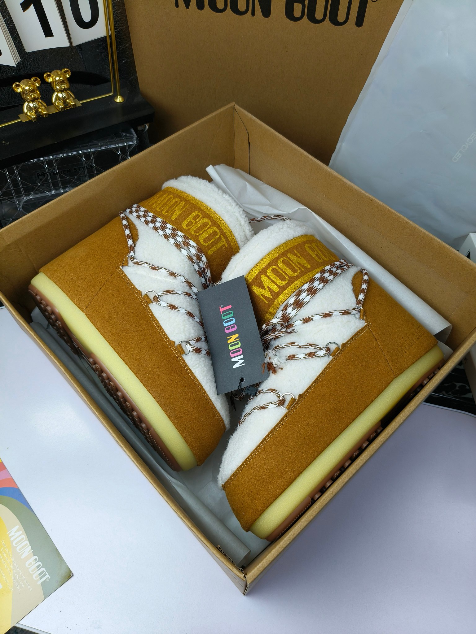  情侣款  滑雪季的宠儿
Moon Boot月亮靴雪地靴
在千禧年就已经非常火了
当年paris hilton、victoria beckham
等名人经常穿它，如今Y2K风潮再次流行
痞幼同款QQ秀穿搭
万人大秀的丑萌雪地靴重新翻红
不分男女不分左右
看着巨无霸巨实际配瑜伽裤巨显瘦
想要去北方的姐妹可以冲了
玩雪必备彻底杀疯
❶鞋面：进口防水布
❷内里：100%高端纤羽绵内胆
❸鞋底：热塑性橡胶
❹尺码：35－38，39-41，42－44
❺包装：moon boot原版透明手提袋
❻内增高：4cm