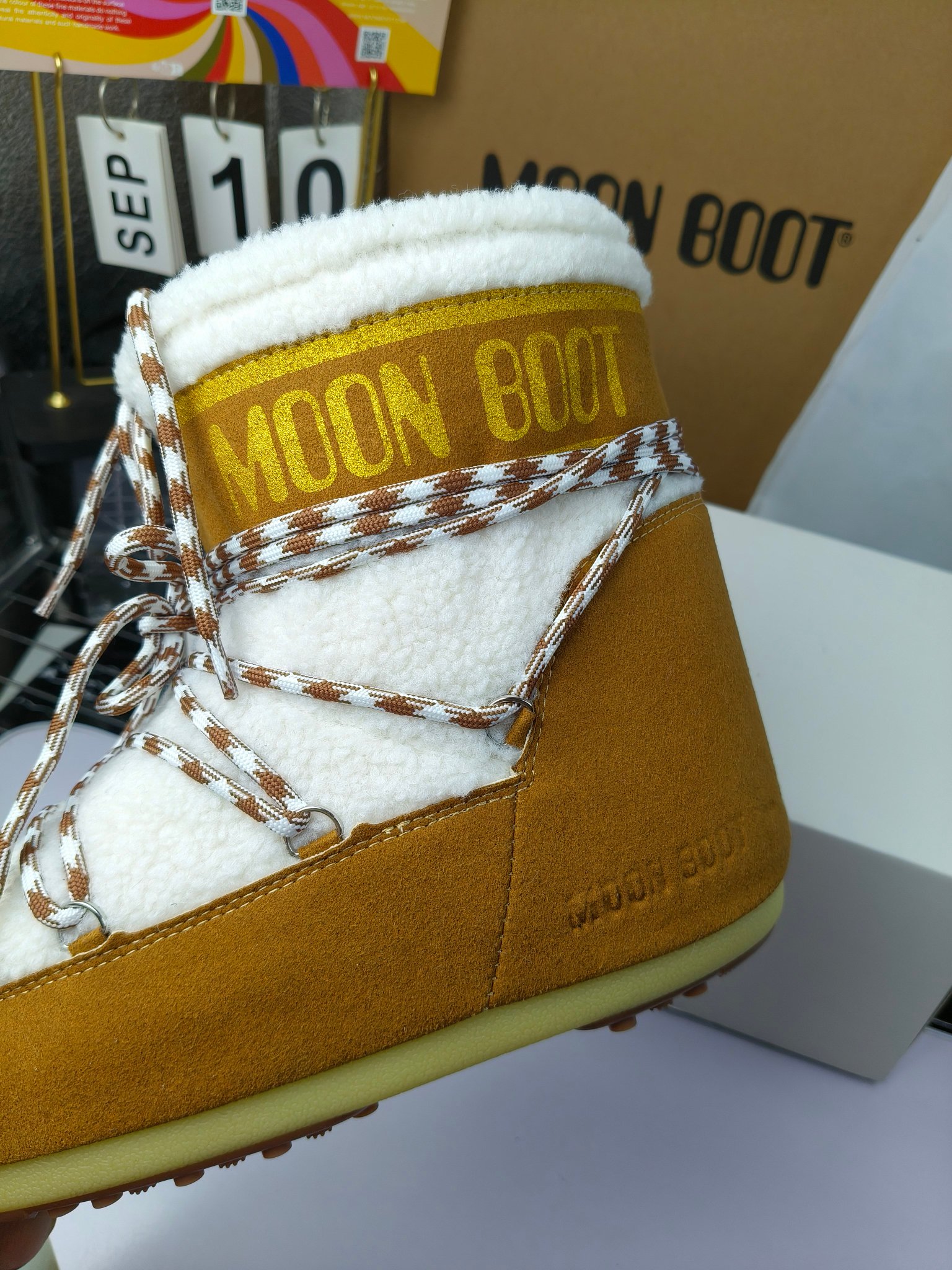  情侣款  滑雪季的宠儿
Moon Boot月亮靴雪地靴
在千禧年就已经非常火了
当年paris hilton、victoria beckham
等名人经常穿它，如今Y2K风潮再次流行
痞幼同款QQ秀穿搭
万人大秀的丑萌雪地靴重新翻红
不分男女不分左右
看着巨无霸巨实际配瑜伽裤巨显瘦
想要去北方的姐妹可以冲了
玩雪必备彻底杀疯
❶鞋面：进口防水布
❷内里：100%高端纤羽绵内胆
❸鞋底：热塑性橡胶
❹尺码：35－38，39-41，42－44
❺包装：moon boot原版透明手提袋
❻内增高：4cm