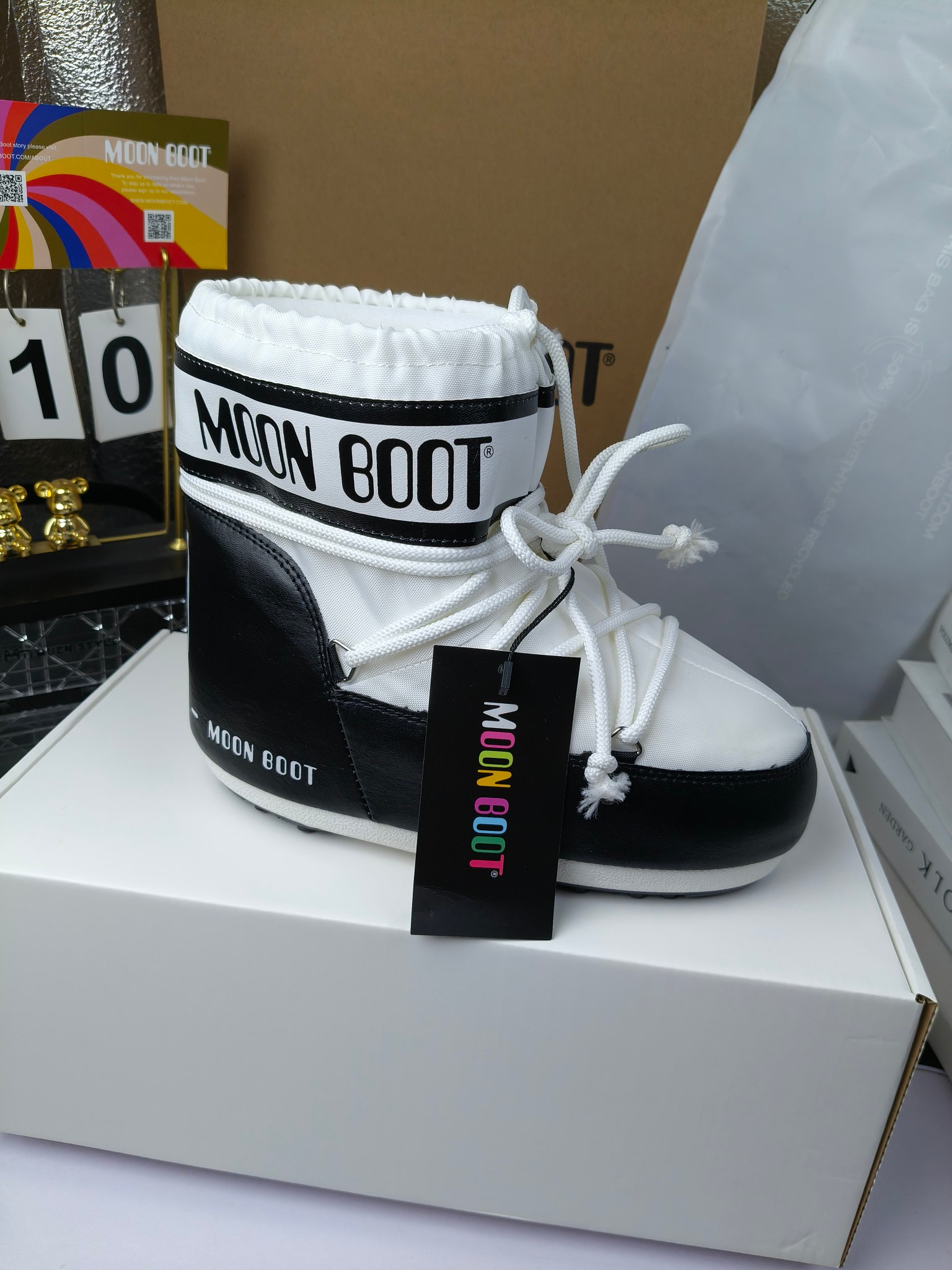  情侣款  滑雪季的宠儿
Moon Boot月亮靴雪地靴
在千禧年就已经非常火了
当年paris hilton、victoria beckham
等名人经常穿它，如今Y2K风潮再次流行
痞幼同款QQ秀穿搭
万人大秀的丑萌雪地靴重新翻红
不分男女不分左右
看着巨无霸巨实际配瑜伽裤巨显瘦
想要去北方的姐妹可以冲了
玩雪必备彻底杀疯
❶鞋面：进口防水布
❷内里：100%高端纤羽绵内胆
❸鞋底：热塑性橡胶
❹尺码：35－38，39-41，42－44
❺包装：moon boot原版透明手提袋
❻内增高：4cm