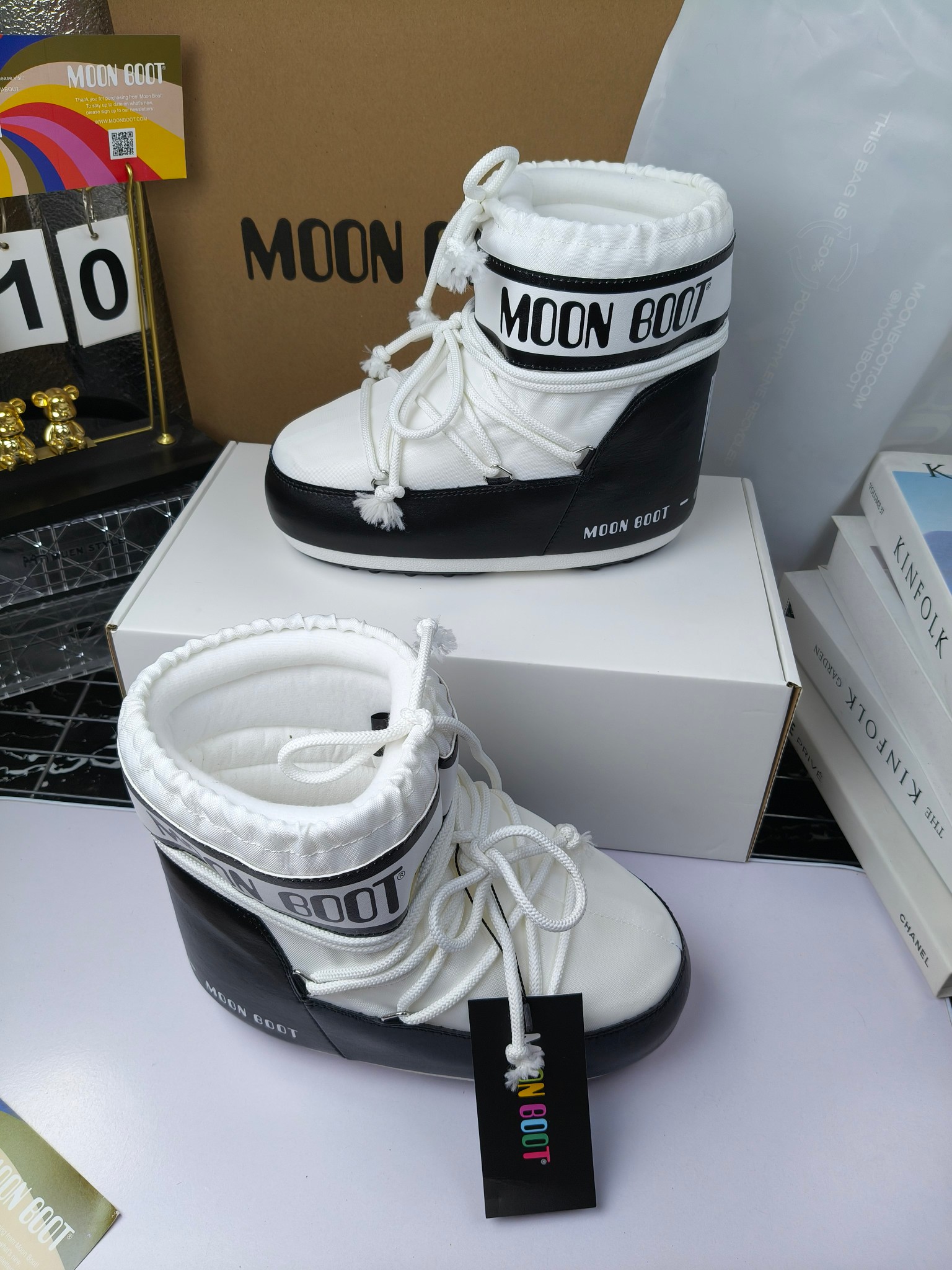  情侣款  滑雪季的宠儿
Moon Boot月亮靴雪地靴
在千禧年就已经非常火了
当年paris hilton、victoria beckham
等名人经常穿它，如今Y2K风潮再次流行
痞幼同款QQ秀穿搭
万人大秀的丑萌雪地靴重新翻红
不分男女不分左右
看着巨无霸巨实际配瑜伽裤巨显瘦
想要去北方的姐妹可以冲了
玩雪必备彻底杀疯
❶鞋面：进口防水布
❷内里：100%高端纤羽绵内胆
❸鞋底：热塑性橡胶
❹尺码：35－38，39-41，42－44
❺包装：moon boot原版透明手提袋
❻内增高：4cm