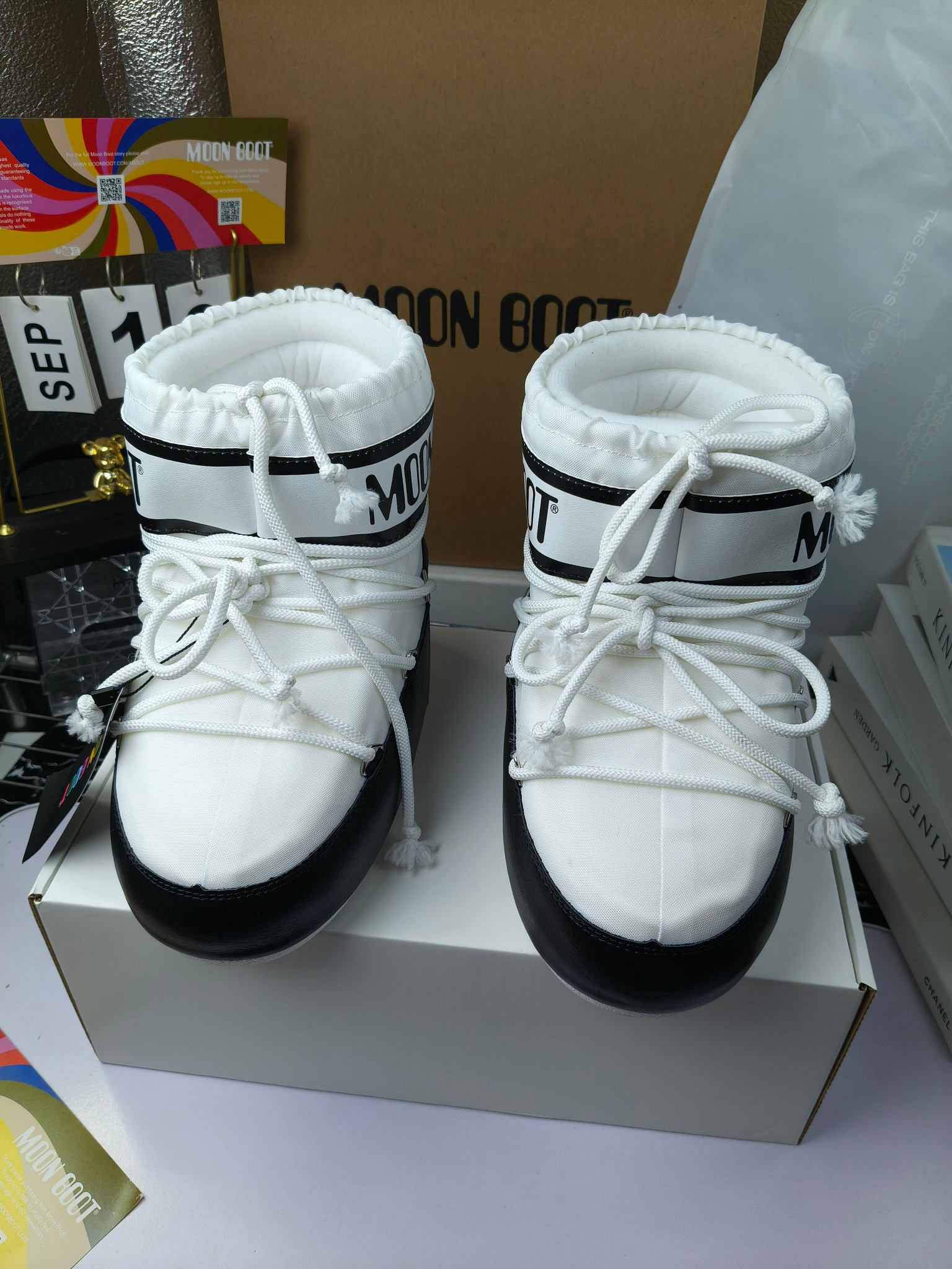  情侣款  滑雪季的宠儿
Moon Boot月亮靴雪地靴
在千禧年就已经非常火了
当年paris hilton、victoria beckham
等名人经常穿它，如今Y2K风潮再次流行
痞幼同款QQ秀穿搭
万人大秀的丑萌雪地靴重新翻红
不分男女不分左右
看着巨无霸巨实际配瑜伽裤巨显瘦
想要去北方的姐妹可以冲了
玩雪必备彻底杀疯
❶鞋面：进口防水布
❷内里：100%高端纤羽绵内胆
❸鞋底：热塑性橡胶
❹尺码：35－38，39-41，42－44
❺包装：moon boot原版透明手提袋
❻内增高：4cm