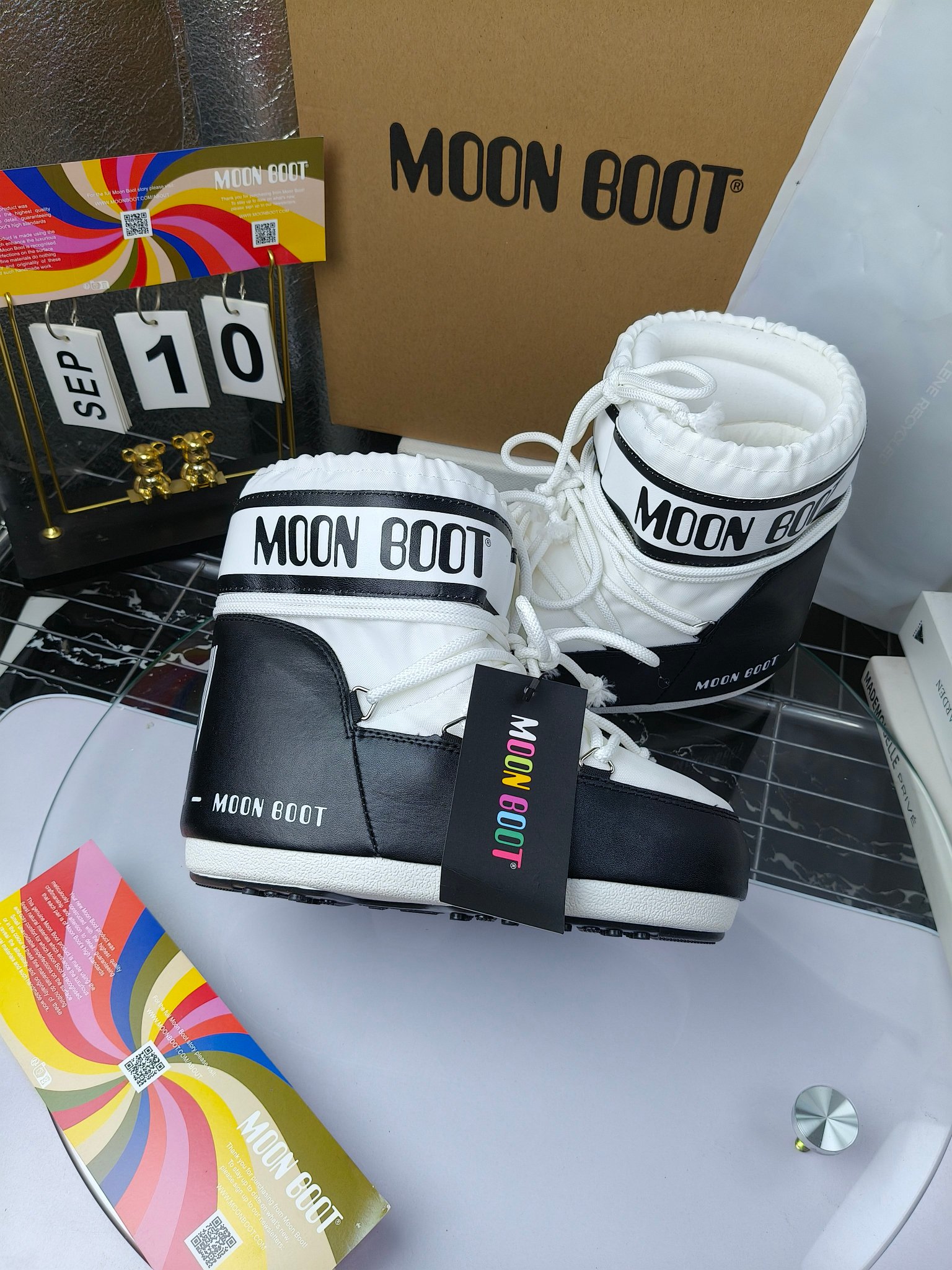  情侣款  滑雪季的宠儿
Moon Boot月亮靴雪地靴
在千禧年就已经非常火了
当年paris hilton、victoria beckham
等名人经常穿它，如今Y2K风潮再次流行
痞幼同款QQ秀穿搭
万人大秀的丑萌雪地靴重新翻红
不分男女不分左右
看着巨无霸巨实际配瑜伽裤巨显瘦
想要去北方的姐妹可以冲了
玩雪必备彻底杀疯
❶鞋面：进口防水布
❷内里：100%高端纤羽绵内胆
❸鞋底：热塑性橡胶
❹尺码：35－38，39-41，42－44
❺包装：moon boot原版透明手提袋
❻内增高：4cm