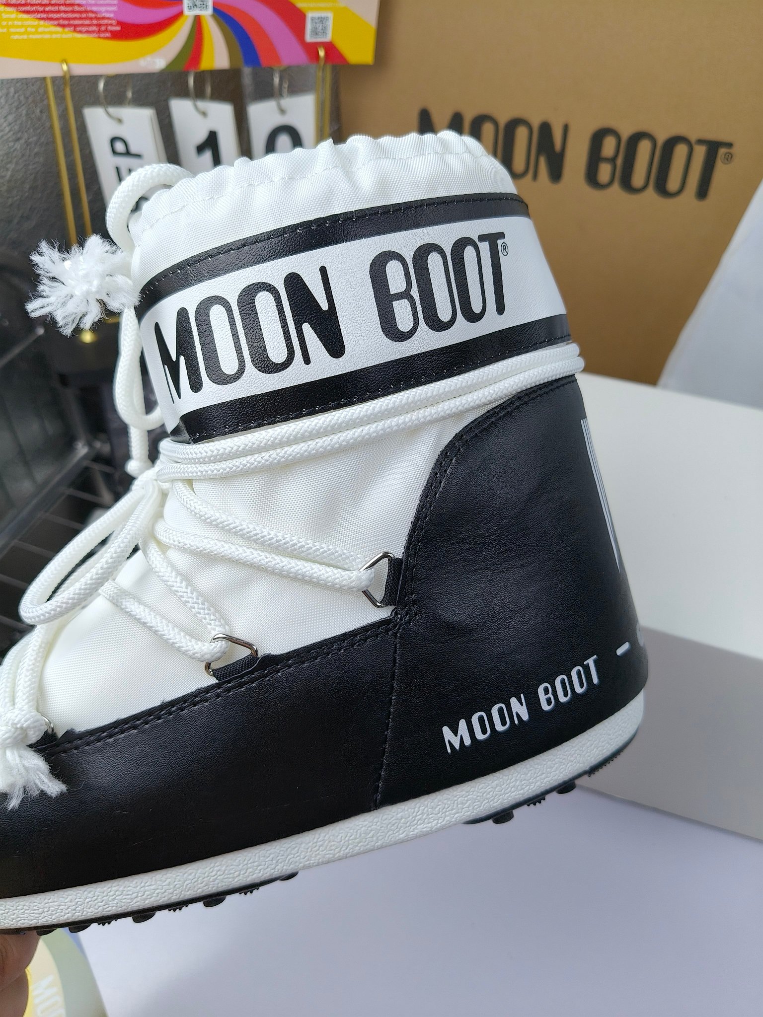  情侣款  滑雪季的宠儿
Moon Boot月亮靴雪地靴
在千禧年就已经非常火了
当年paris hilton、victoria beckham
等名人经常穿它，如今Y2K风潮再次流行
痞幼同款QQ秀穿搭
万人大秀的丑萌雪地靴重新翻红
不分男女不分左右
看着巨无霸巨实际配瑜伽裤巨显瘦
想要去北方的姐妹可以冲了
玩雪必备彻底杀疯
❶鞋面：进口防水布
❷内里：100%高端纤羽绵内胆
❸鞋底：热塑性橡胶
❹尺码：35－38，39-41，42－44
❺包装：moon boot原版透明手提袋
❻内增高：4cm