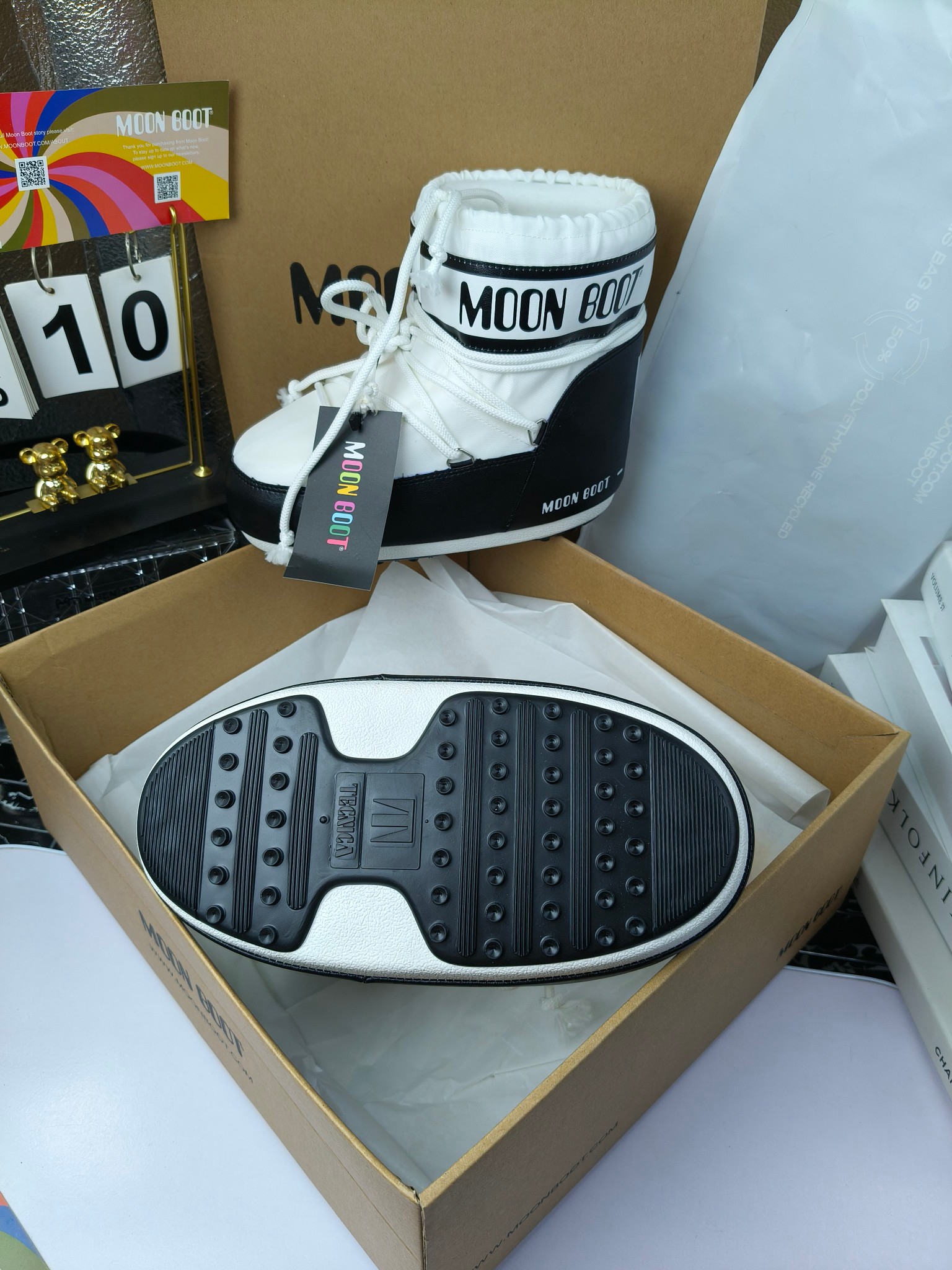  情侣款  滑雪季的宠儿
Moon Boot月亮靴雪地靴
在千禧年就已经非常火了
当年paris hilton、victoria beckham
等名人经常穿它，如今Y2K风潮再次流行
痞幼同款QQ秀穿搭
万人大秀的丑萌雪地靴重新翻红
不分男女不分左右
看着巨无霸巨实际配瑜伽裤巨显瘦
想要去北方的姐妹可以冲了
玩雪必备彻底杀疯
❶鞋面：进口防水布
❷内里：100%高端纤羽绵内胆
❸鞋底：热塑性橡胶
❹尺码：35－38，39-41，42－44
❺包装：moon boot原版透明手提袋
❻内增高：4cm