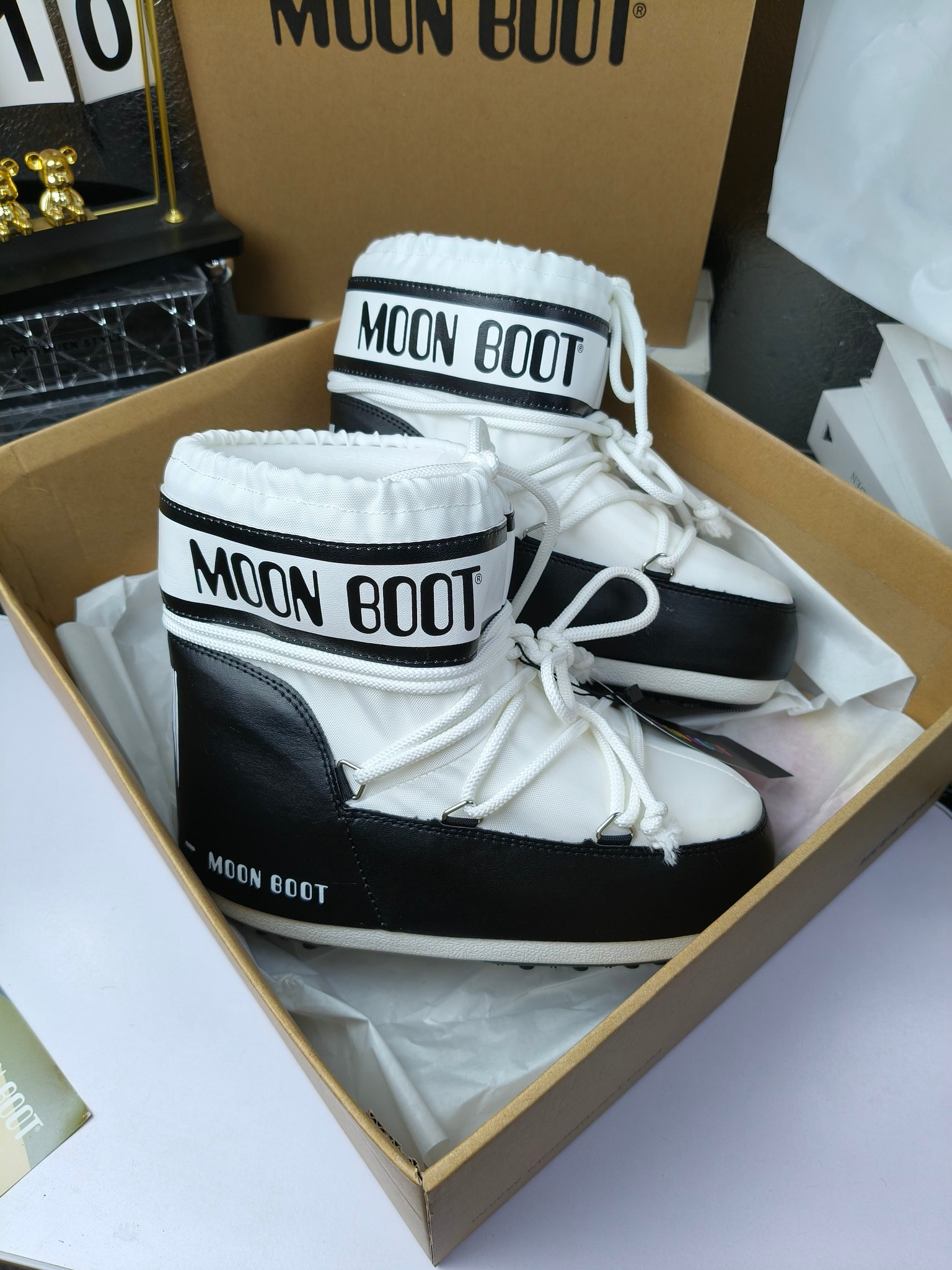  情侣款  滑雪季的宠儿
Moon Boot月亮靴雪地靴
在千禧年就已经非常火了
当年paris hilton、victoria beckham
等名人经常穿它，如今Y2K风潮再次流行
痞幼同款QQ秀穿搭
万人大秀的丑萌雪地靴重新翻红
不分男女不分左右
看着巨无霸巨实际配瑜伽裤巨显瘦
想要去北方的姐妹可以冲了
玩雪必备彻底杀疯
❶鞋面：进口防水布
❷内里：100%高端纤羽绵内胆
❸鞋底：热塑性橡胶
❹尺码：35－38，39-41，42－44
❺包装：moon boot原版透明手提袋
❻内增高：4cm