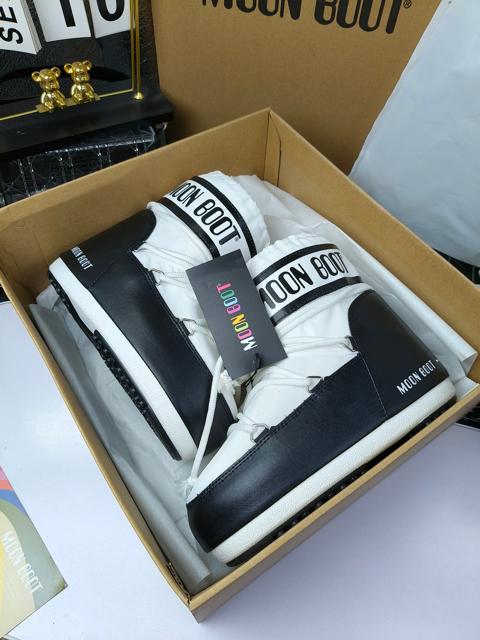  情侣款  滑雪季的宠儿
Moon Boot月亮靴雪地靴
在千禧年就已经非常火了
当年paris hilton、victoria beckham
等名人经常穿它，如今Y2K风潮再次流行
痞幼同款QQ秀穿搭
万人大秀的丑萌雪地靴重新翻红
不分男女不分左右
看着巨无霸巨实际配瑜伽裤巨显瘦
想要去北方的姐妹可以冲了
玩雪必备彻底杀疯
❶鞋面：进口防水布
❷内里：100%高端纤羽绵内胆
❸鞋底：热塑性橡胶
❹尺码：35－38，39-41，42－44
❺包装：moon boot原版透明手提袋
❻内增高：4cm